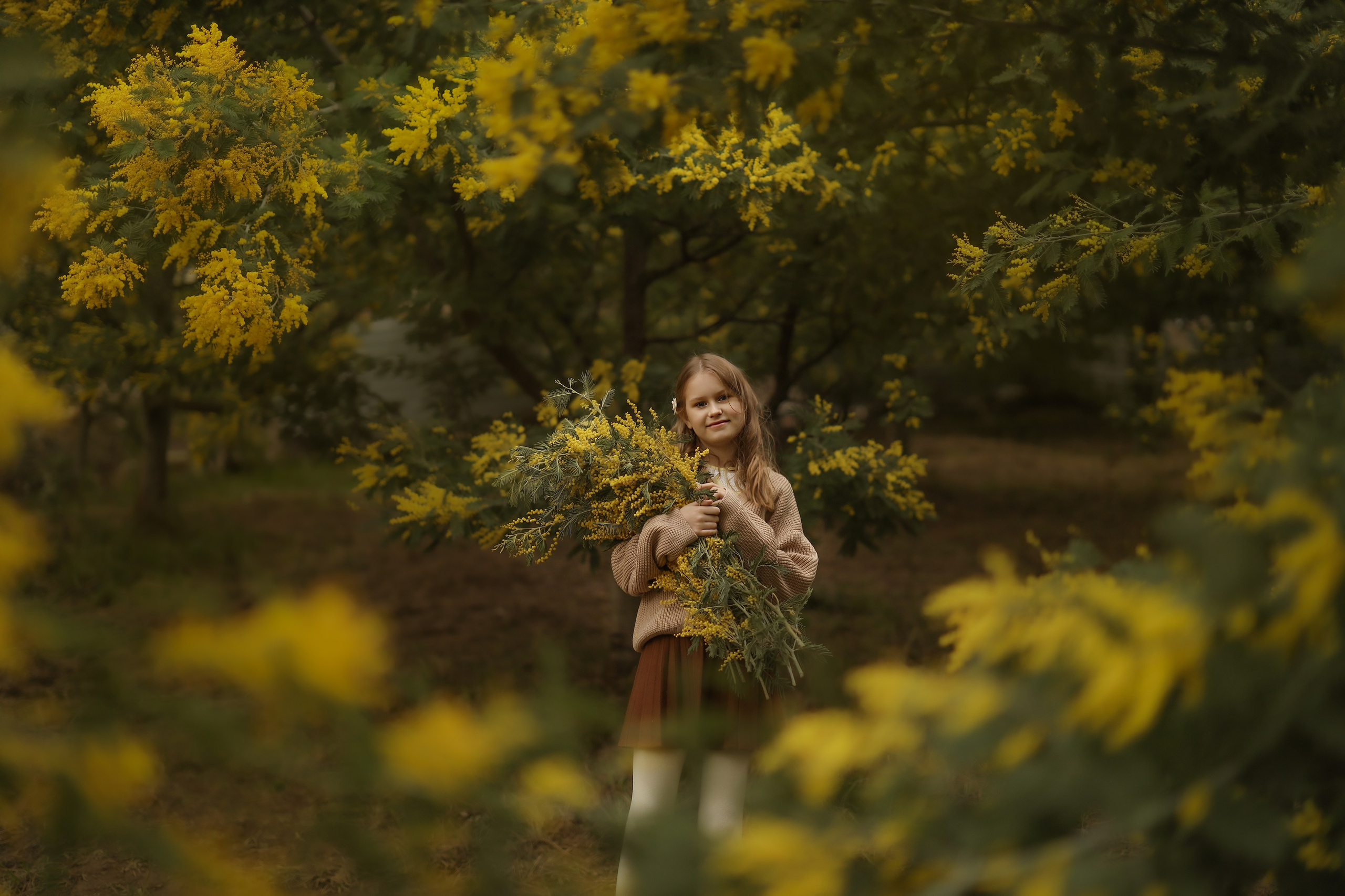 Фотосессия мамы с дочкой в саду мимозы. Свадебный и семейный фотограф в Абхазии Жанна Соснина