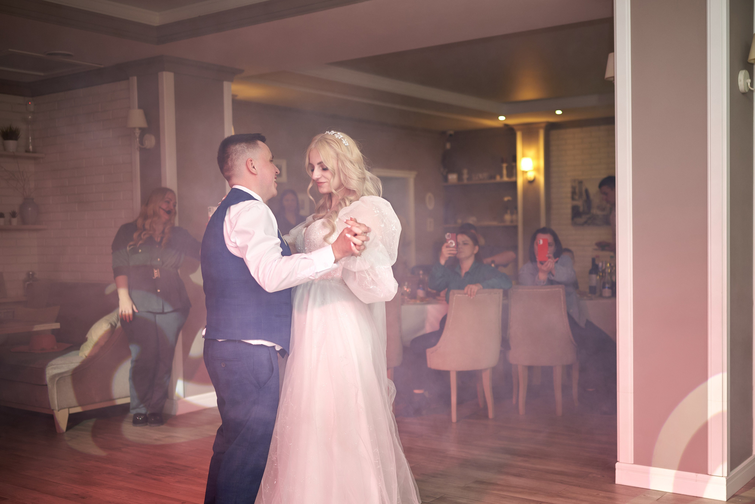 Фотограф Старый Оскол, Губкин. Свадебная фотосессия, доступная цена. Профессиональный фотограф Старый Оскол, Губкин — свадьба, венчание, крещение, юбилей и день рождения