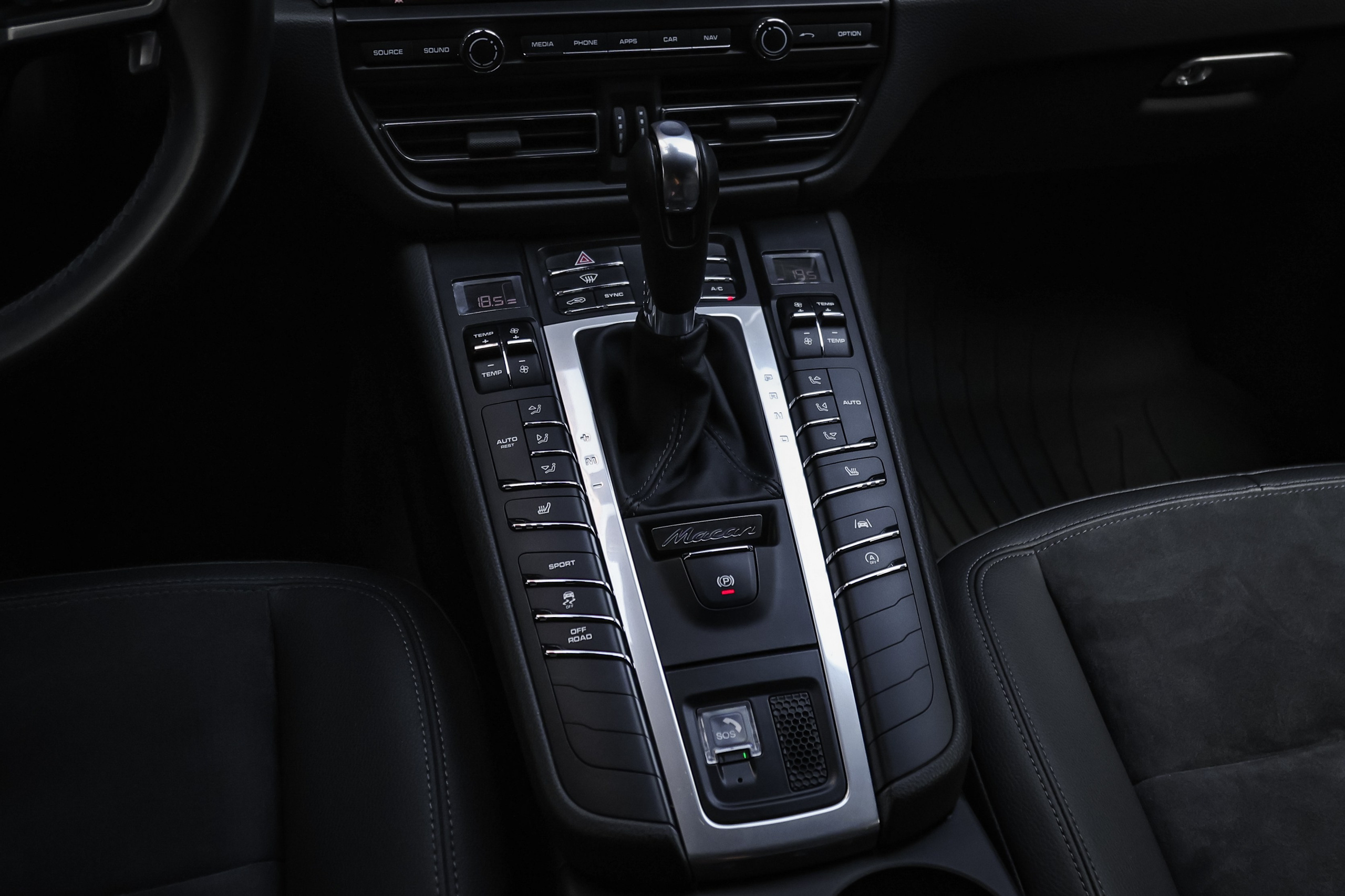 2020 PORSCHE MACAN. Mixturecaptures