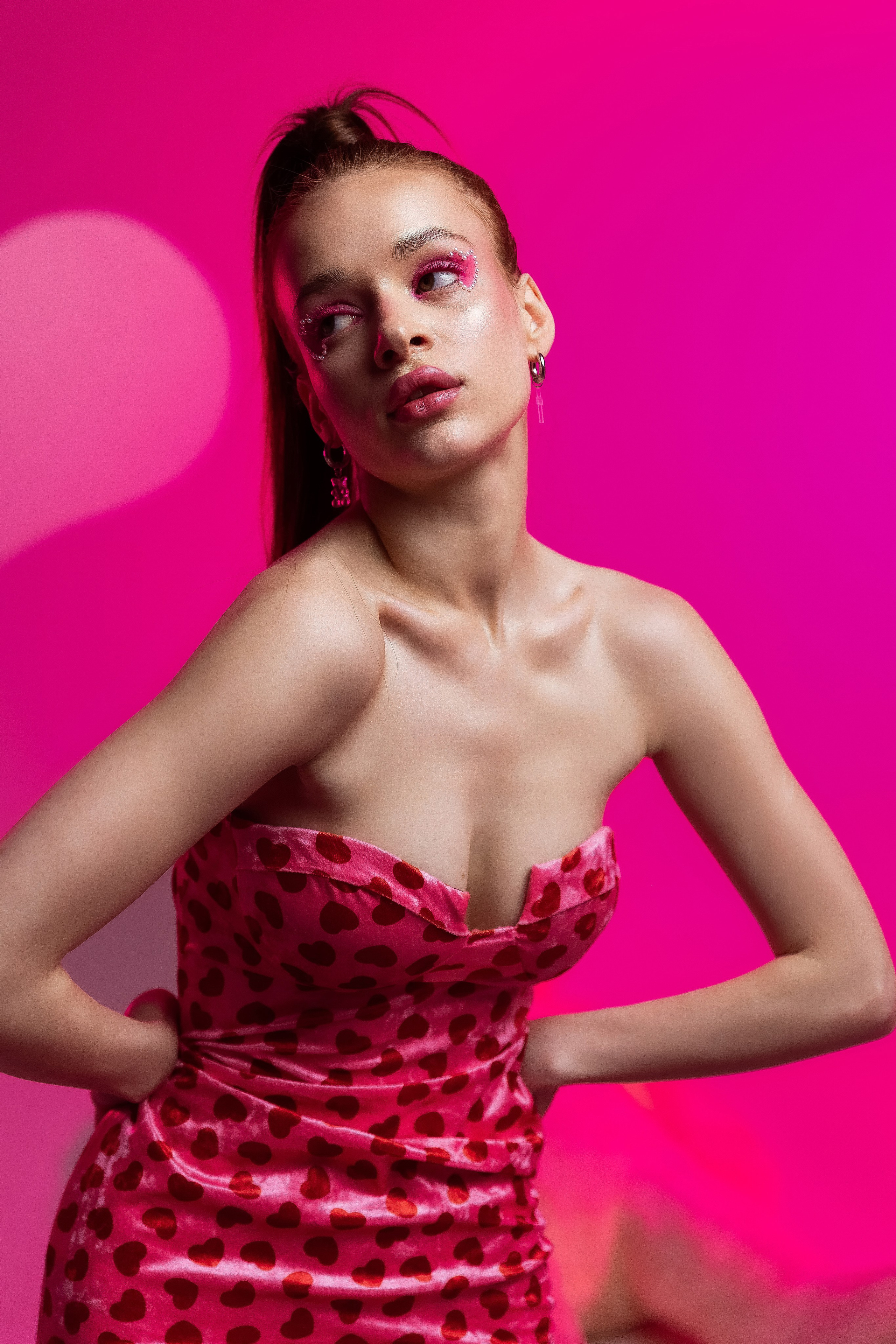 идея фотосессия на 14 февраля, день всех влюблённых, цветной свет, маски габо, 14 февраля, ростовой медведь