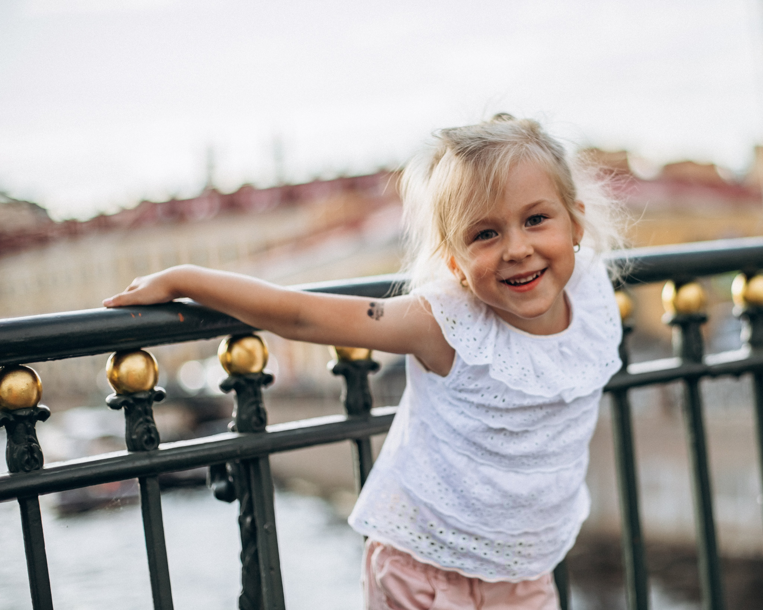 Дарья с семьей в июне. Фотопрогулка в Петербурге. Индивидуальный и семейный фотограф в Санкт-Петербурге
