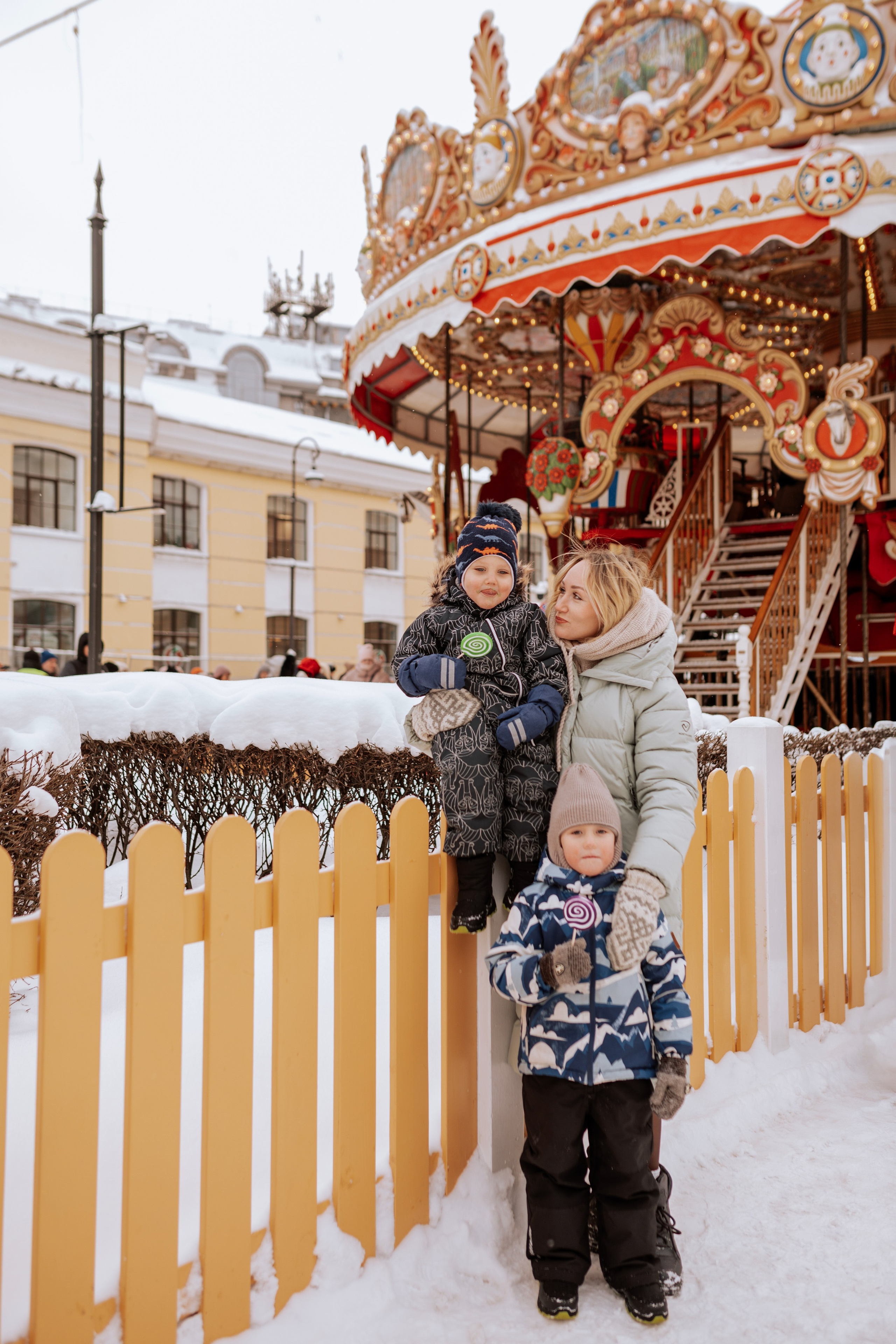 Семейная, Манежная площадь