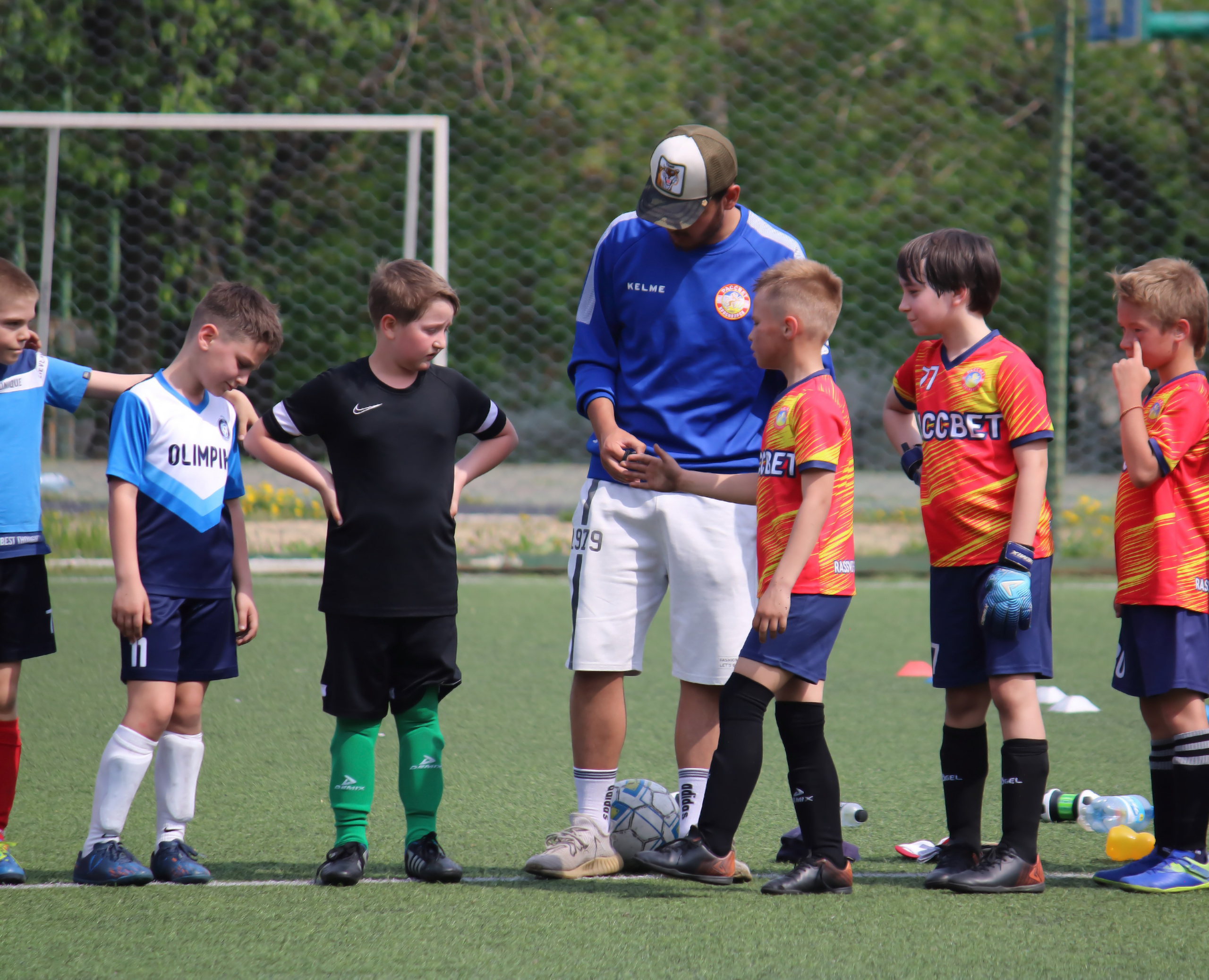 Эмоциональный портрет капитанов детских футбольных команд во время рукопожатия