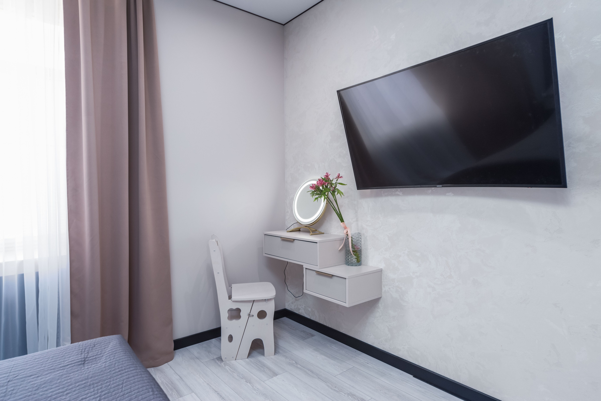 Фотограф Sakavita Media - зона макияжного столика в спальне в двухкомнатной квартире в сталинке
