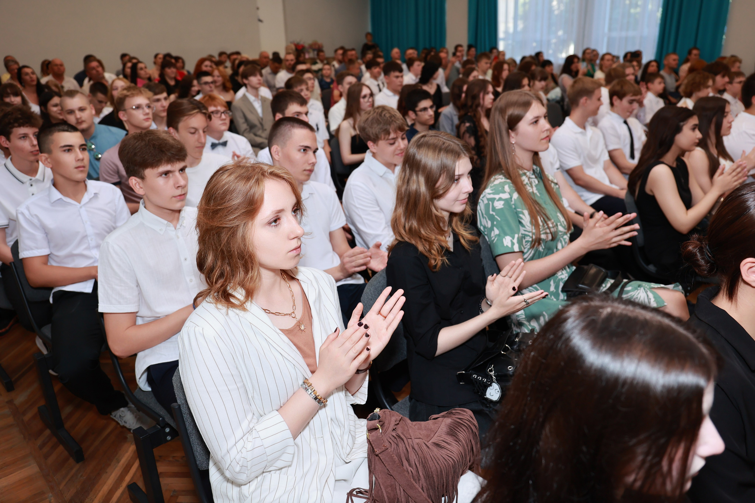 Вручение аттестатов СОШ 42 (2025г). Детский семейный фотограф Краснодар