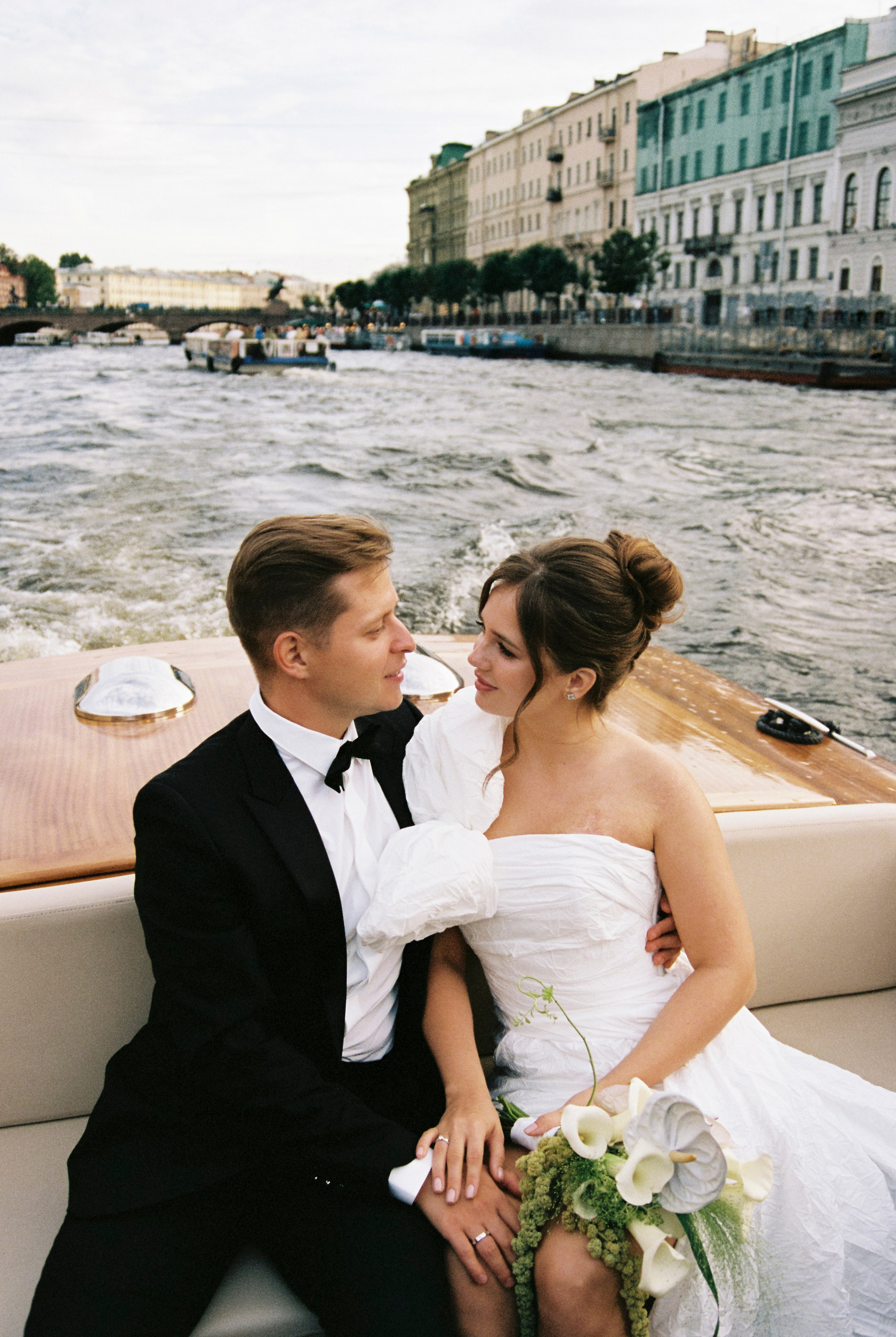 Настя и Лёша. Прогулка по Питеру. Катер. На цифру и плёнку. Свадебный фотограф Катерина Чулкова