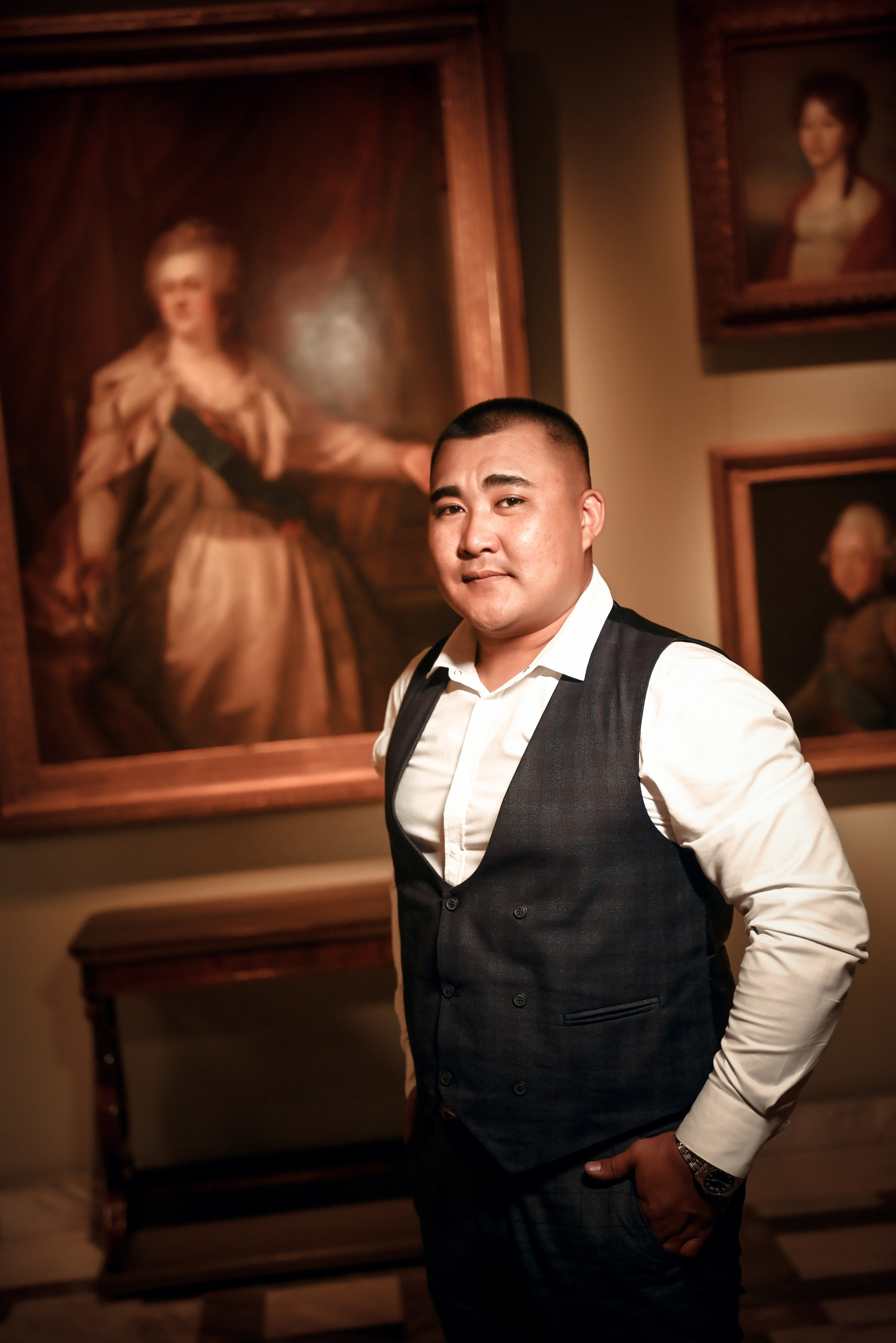 Небольшая свадебная серия в музее и прогулкой под дождем Эльмиры и Ризата. Свадебный, семейный, детский, контент фотограф в Омске Максим Ильин