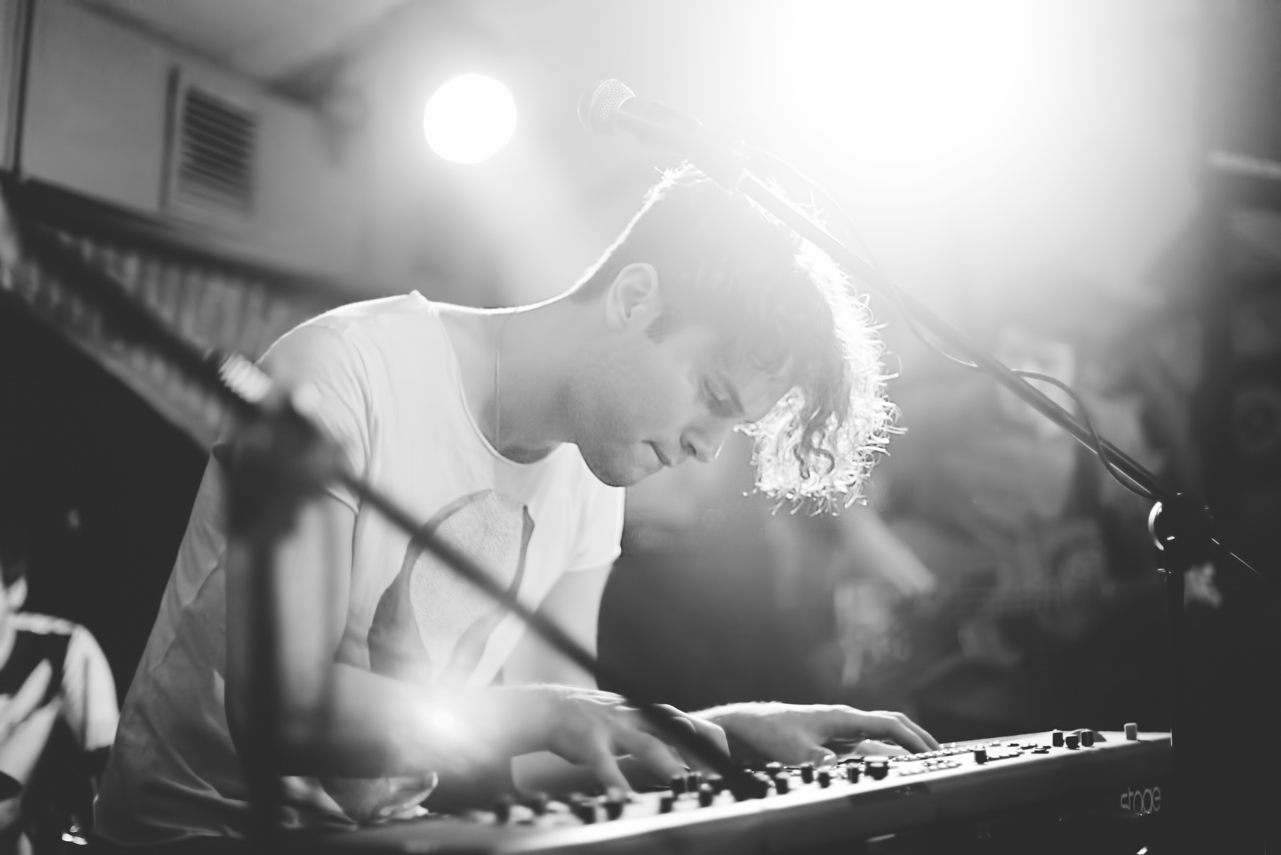 Павел Артемьев музыкант актер на концерте в Москве