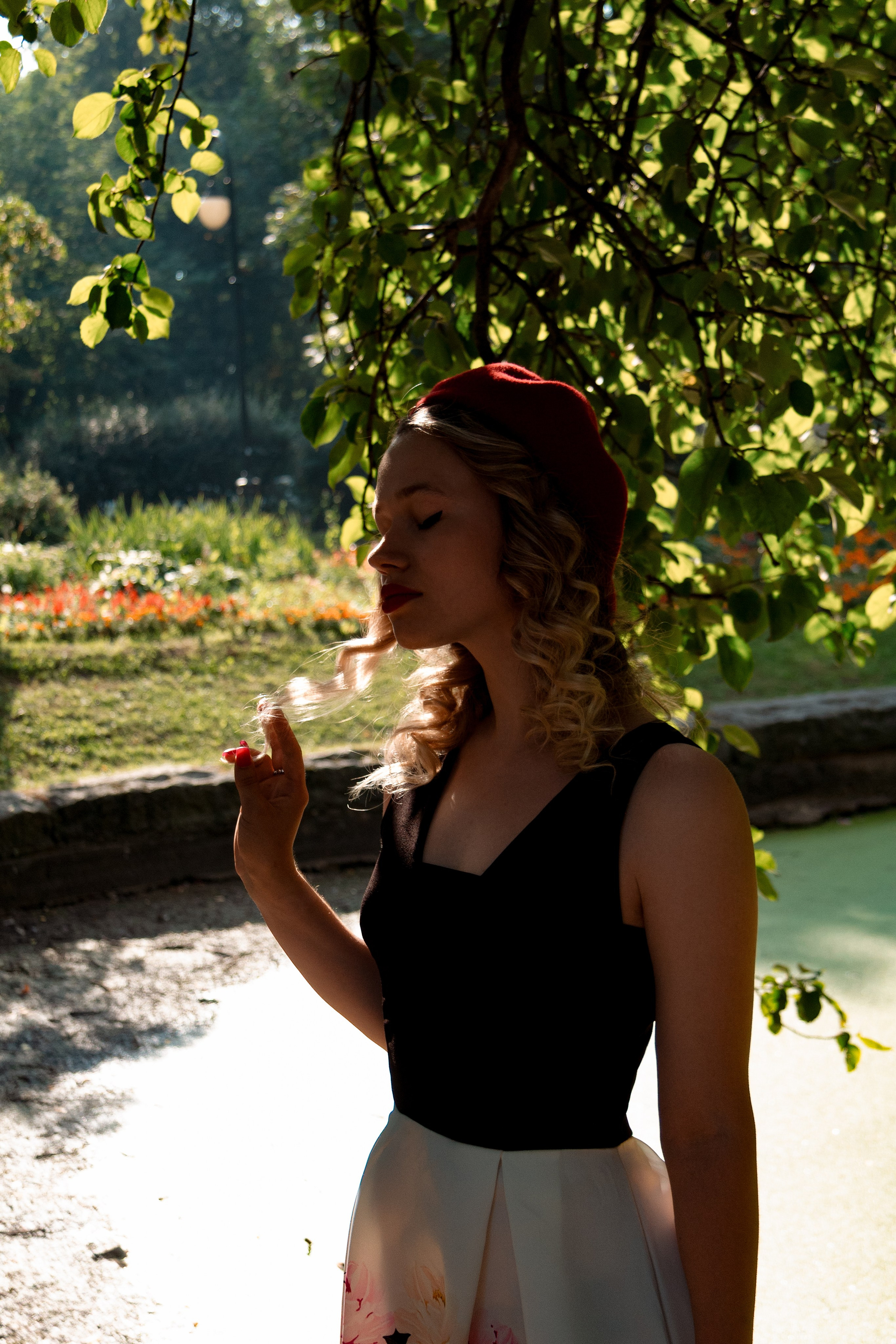 Девушка в тени прогуливается по городу