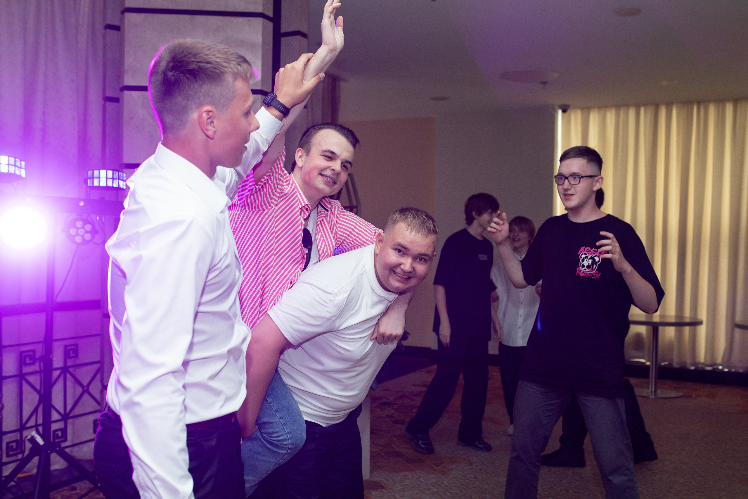 Выпускной 11 класс. Ресторан «Мед». Фотограф в Новосибирске Ася Зверева