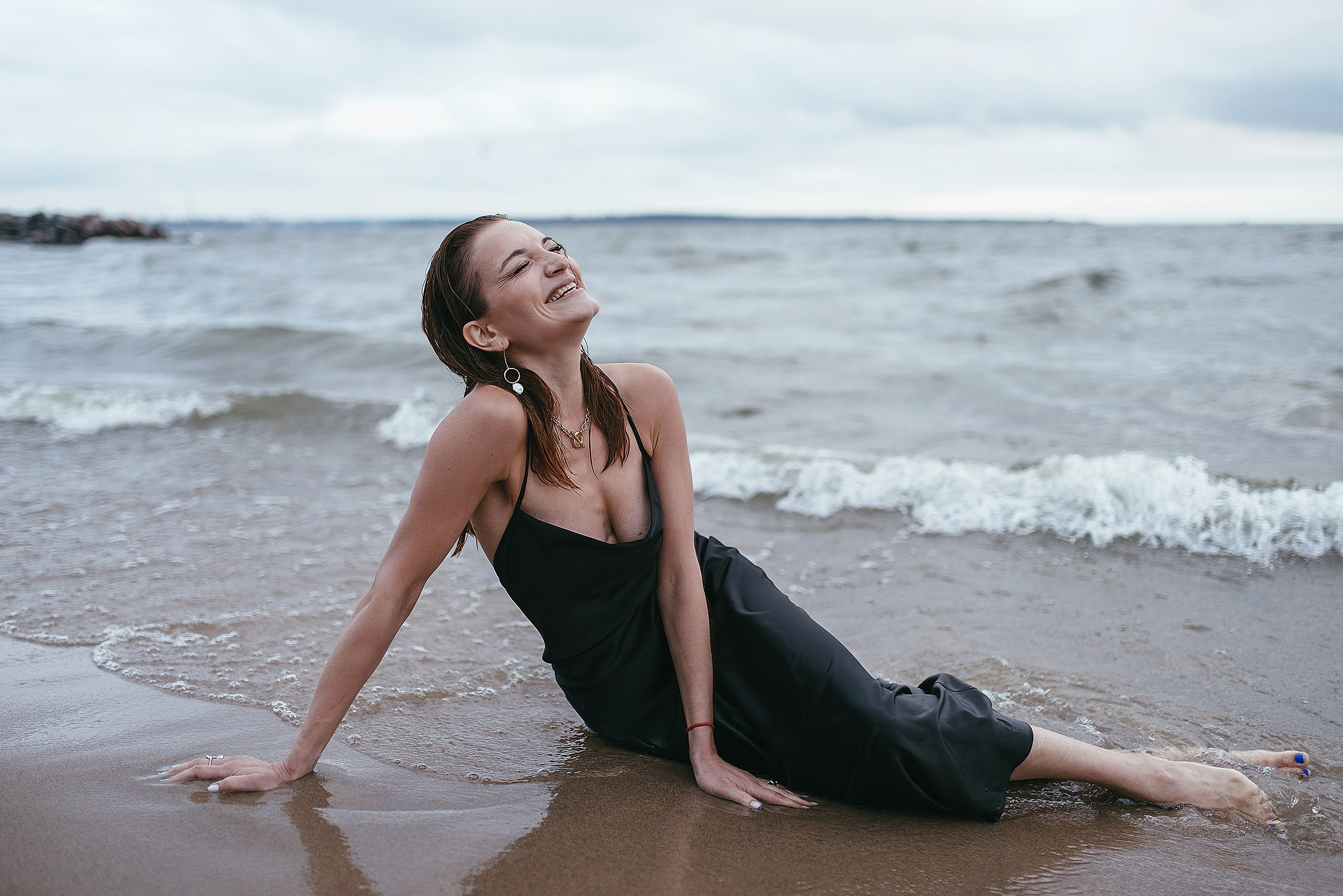 Фотосессия на море в платье. Портретный фотограф Дарья Едапина Новосибирск. Фотограф Дарья Едапина Новосибирск