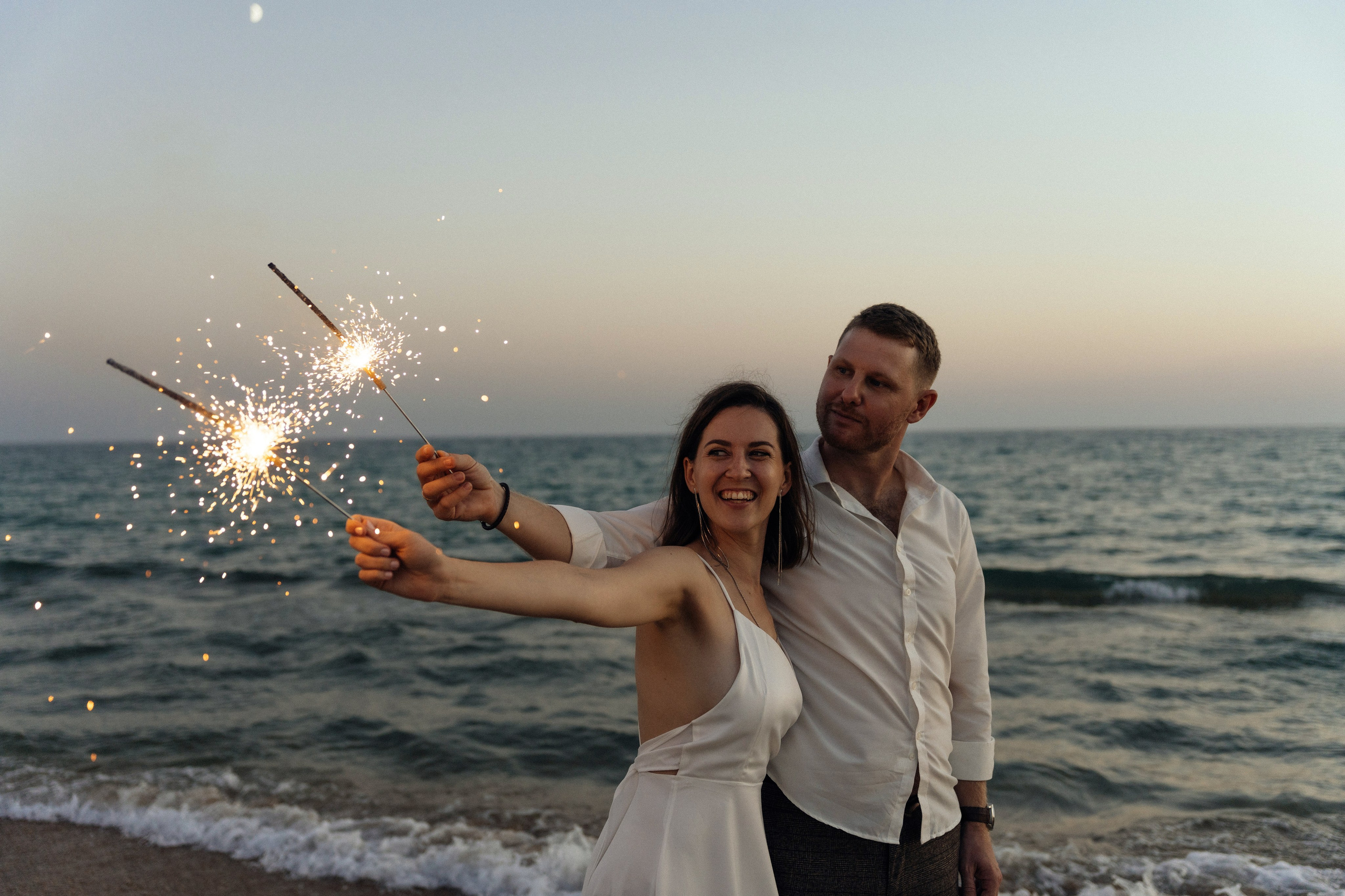 Свадебное фото с бенгальскими огнями, закат, море, песок, Анапа
