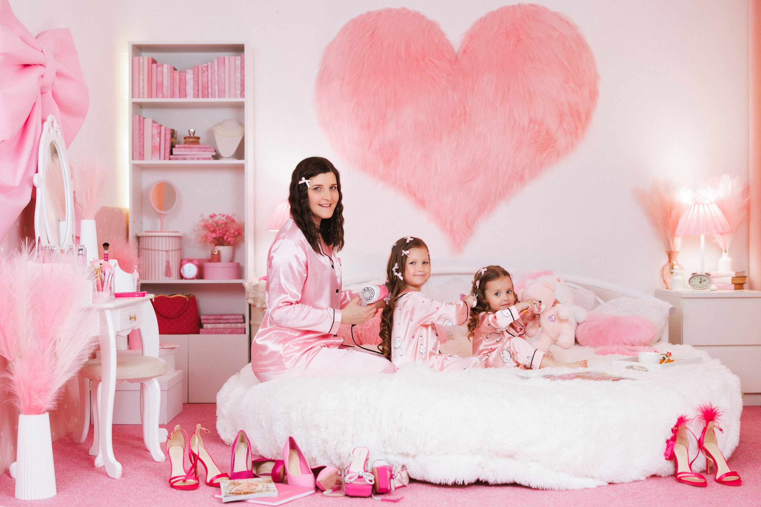 Фотосессия для девочек в интерьере розовой комнаты. Семейный и детский фотограф в Краснодаре Анна Трашкова