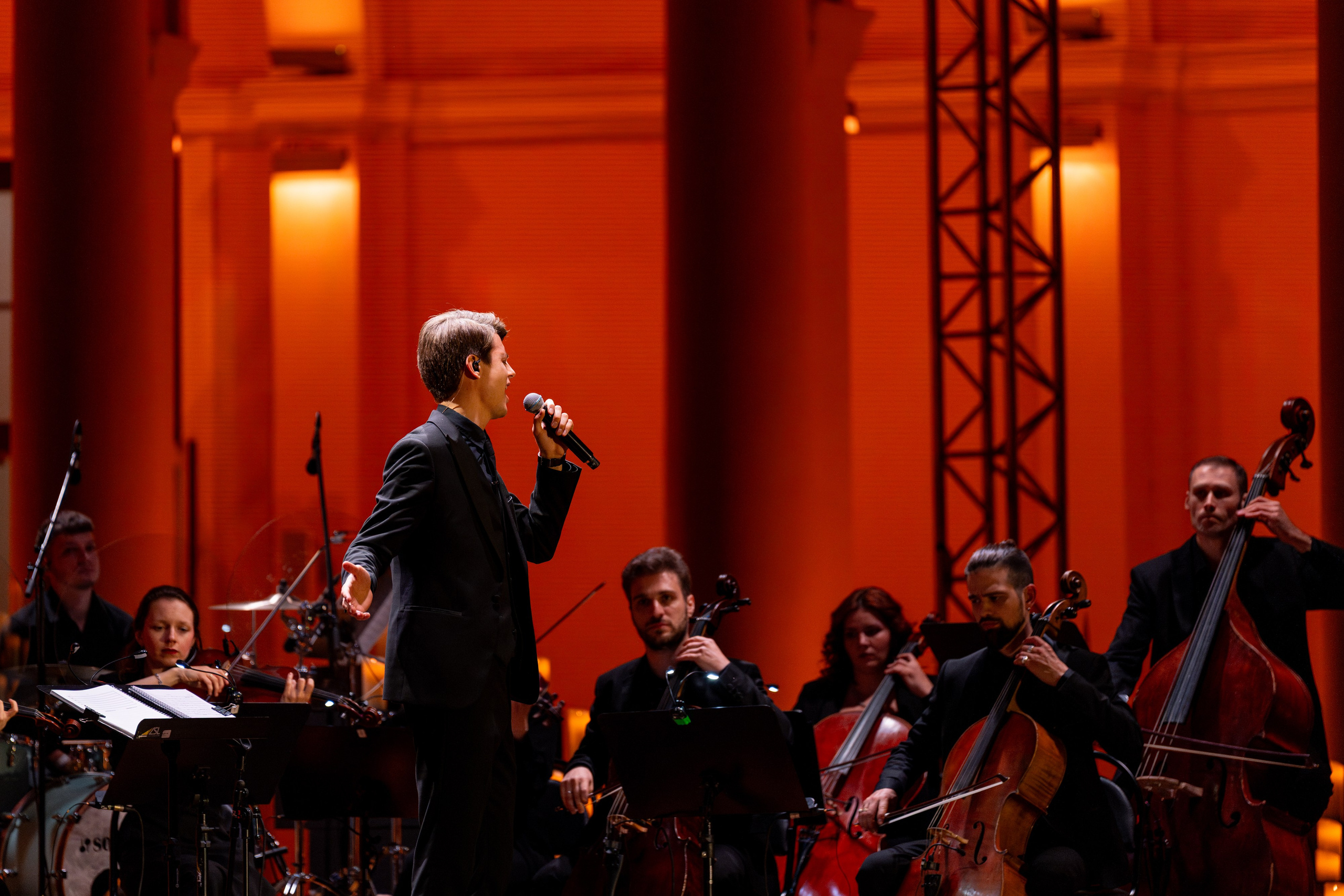 Симфонический оркестр Lumisfera при свечах. Фотограф Никита Комаров