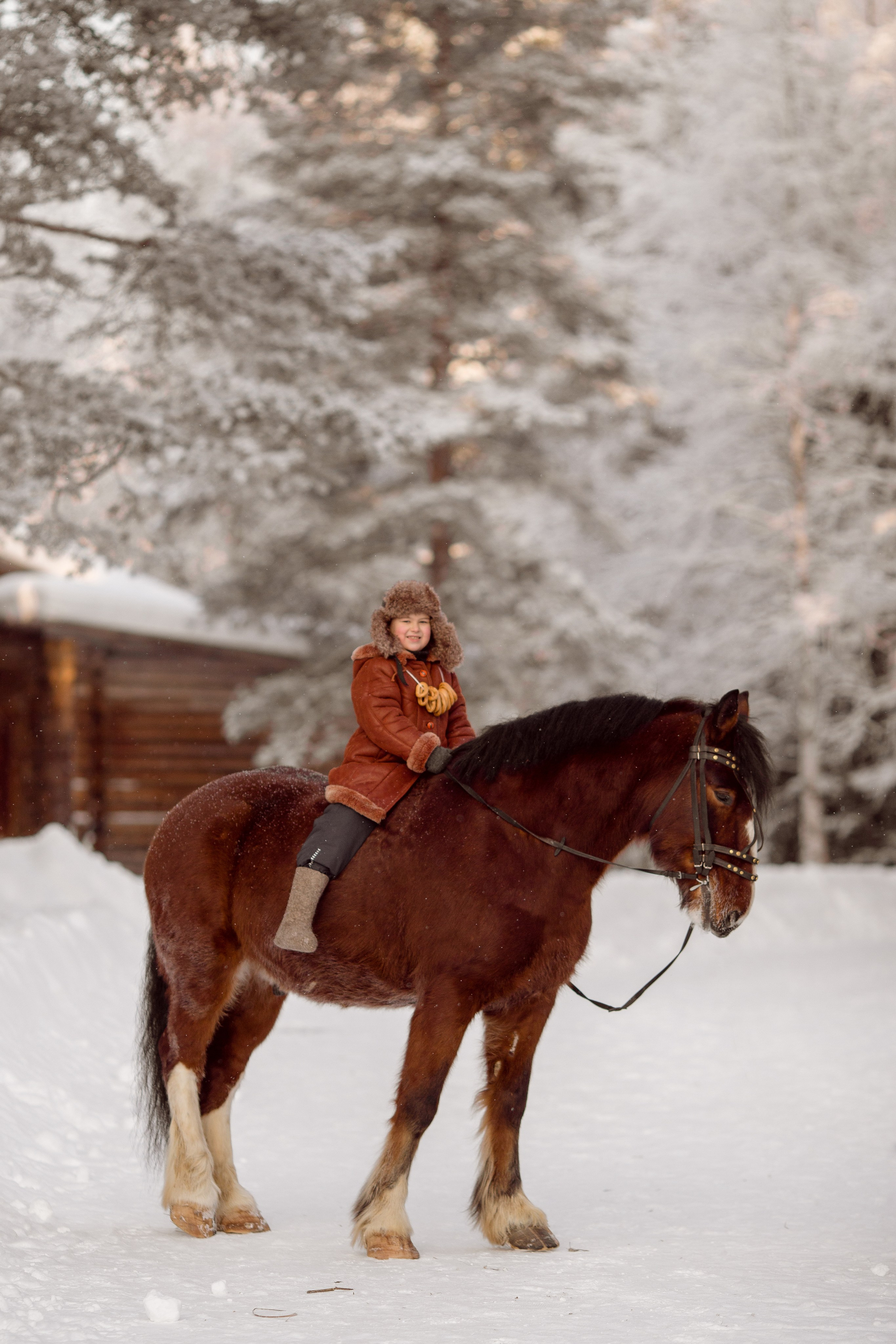 Детская фотосессия с лошадью зимой