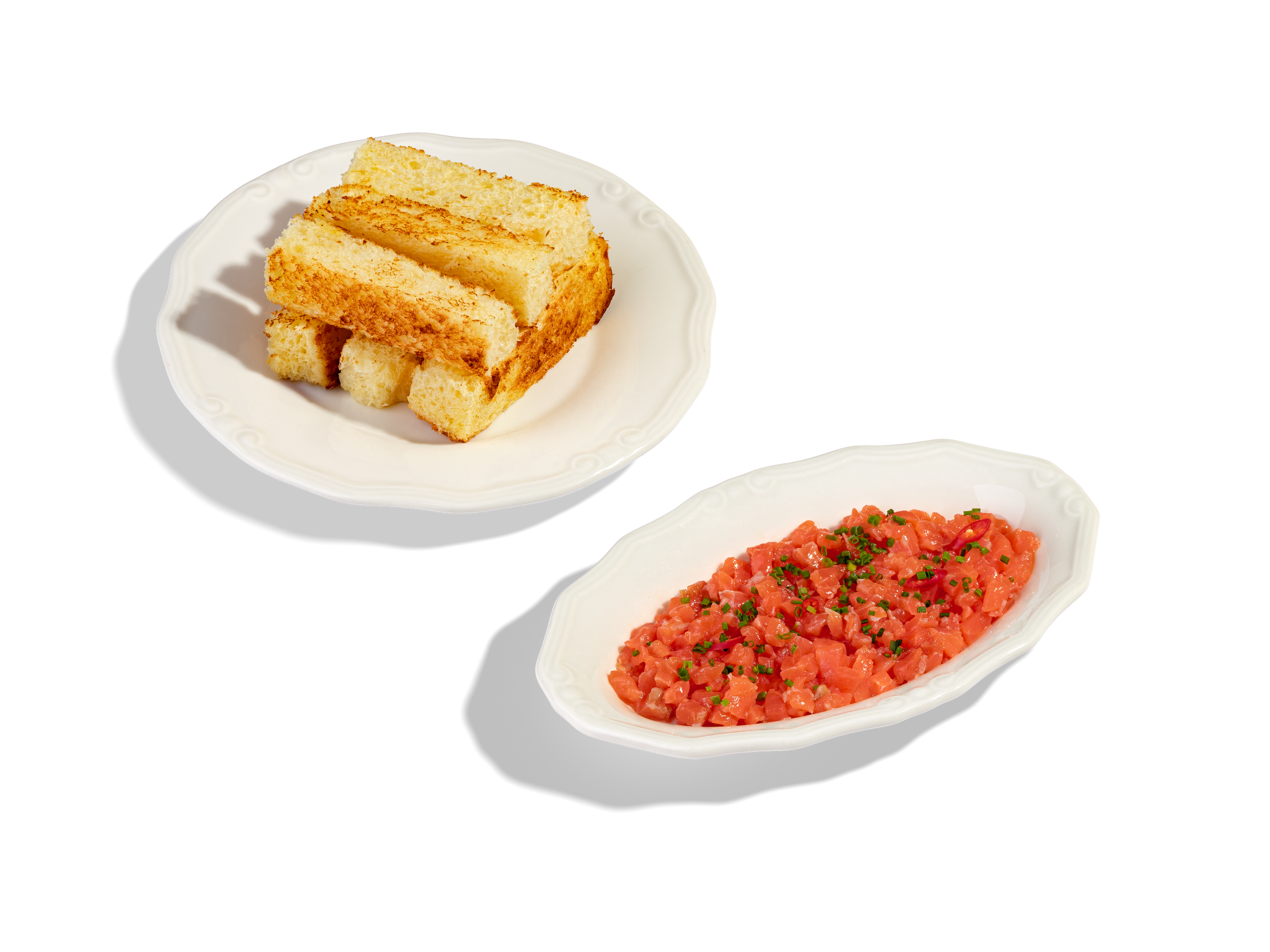 ТАРТАР ЛОСОСЬ — 990₽. Мелкорубленный лосось с/с с добавлением сока лайма, оливкового и кунжутного масла, лука шалот и лука сибулет. Украшается кольцами перца чили. Подается с хлебом бриошь.  