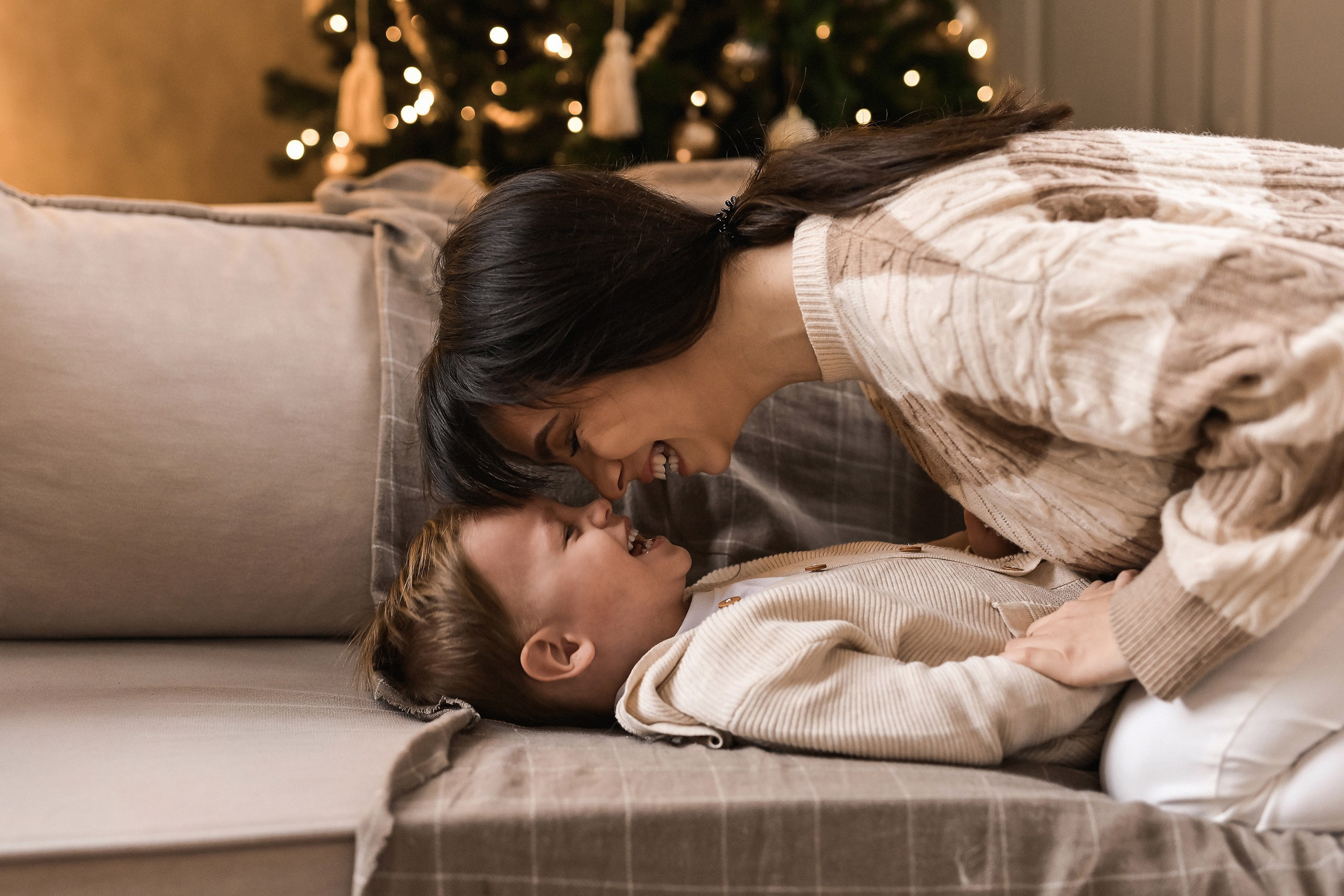 Новогодняя семейная фотосессия: уютные фото у ёлки в студии в Красноярске. 📸 Свадебный и семейный фотограф в Красноярске Тихомиров Евгений | 17 лет опыта | 800+ свадеб