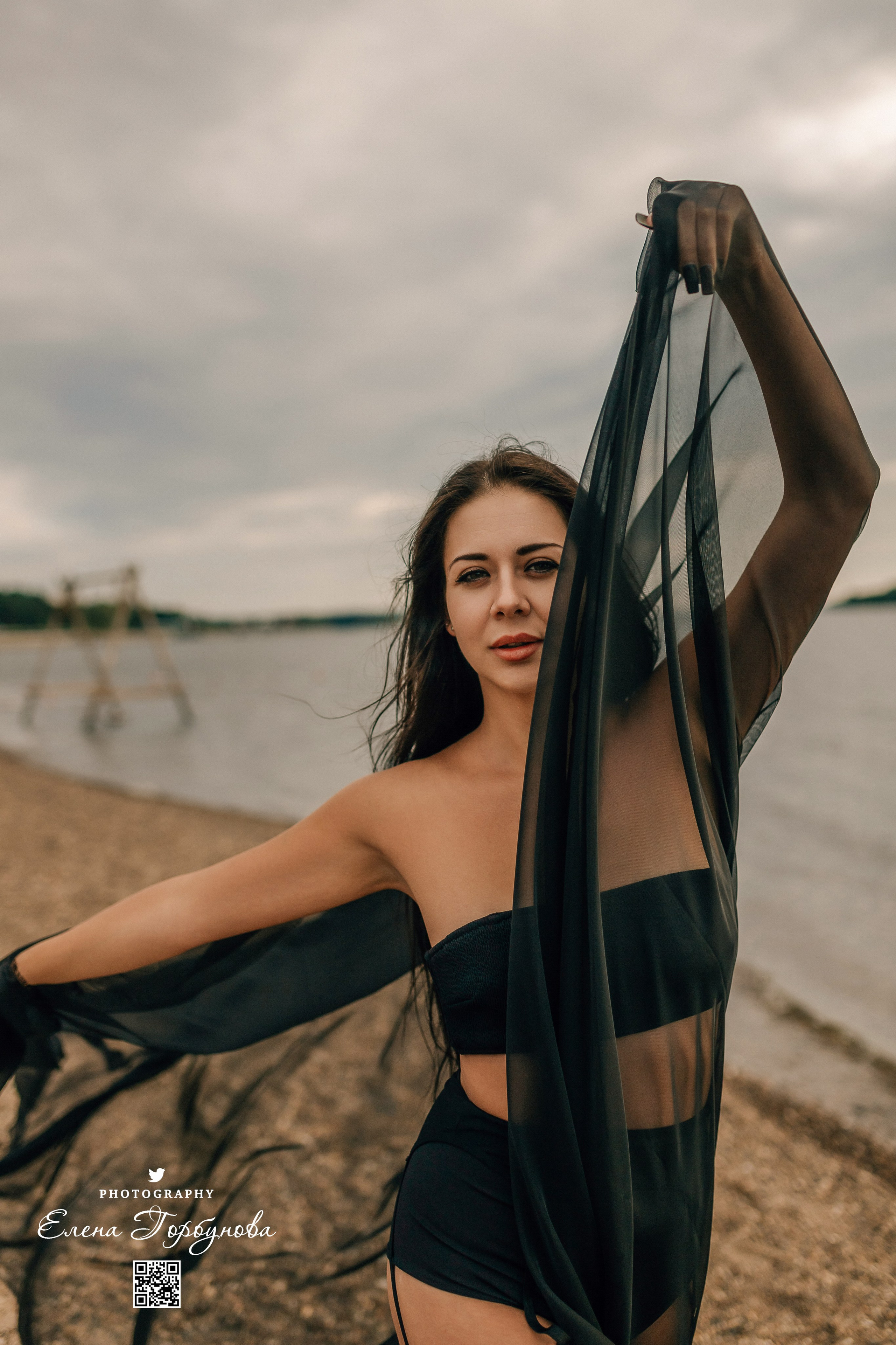 Черная серия с тканью. Набережная. Александра и Таисия. Июль 2025 г. Фотограф Пермь. Свадьбы. Семья и дети, школа, д. сад. Фотокниги