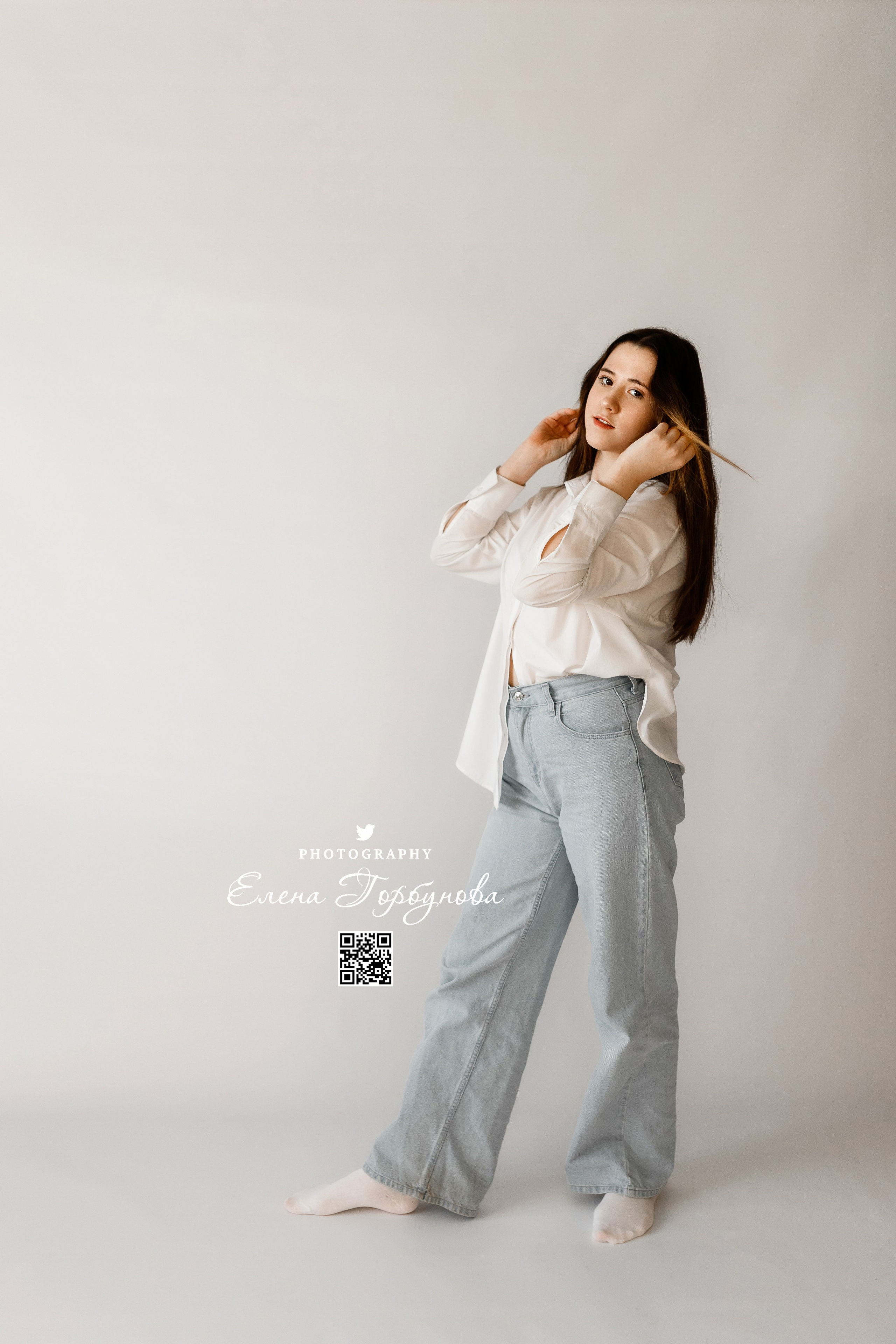 индивидуальная фотосессия в Перми. Девушка в студии на белом фоне в джинсах и рубашке. Лайфстайл.