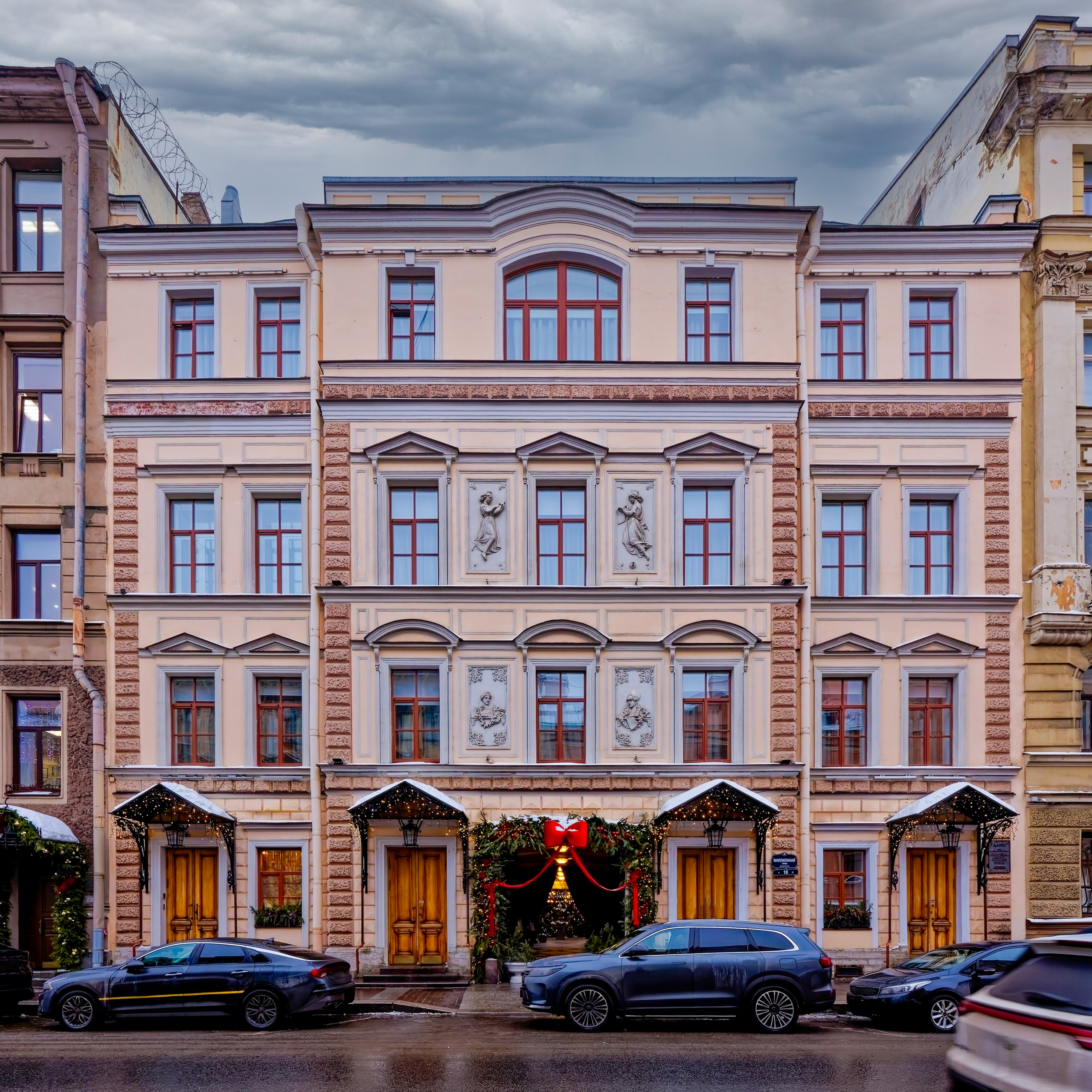 Санкт-Петербург, улица Миллионная, дом 10 (набережная реки Мойки, дом 9). Особняк Штакеншнейдеров (фасад по Миллионной улице), 1851-1852. Архитектор Андрей Иванович Штакеншнейдер.  ОКНРЗ 781610430930005 