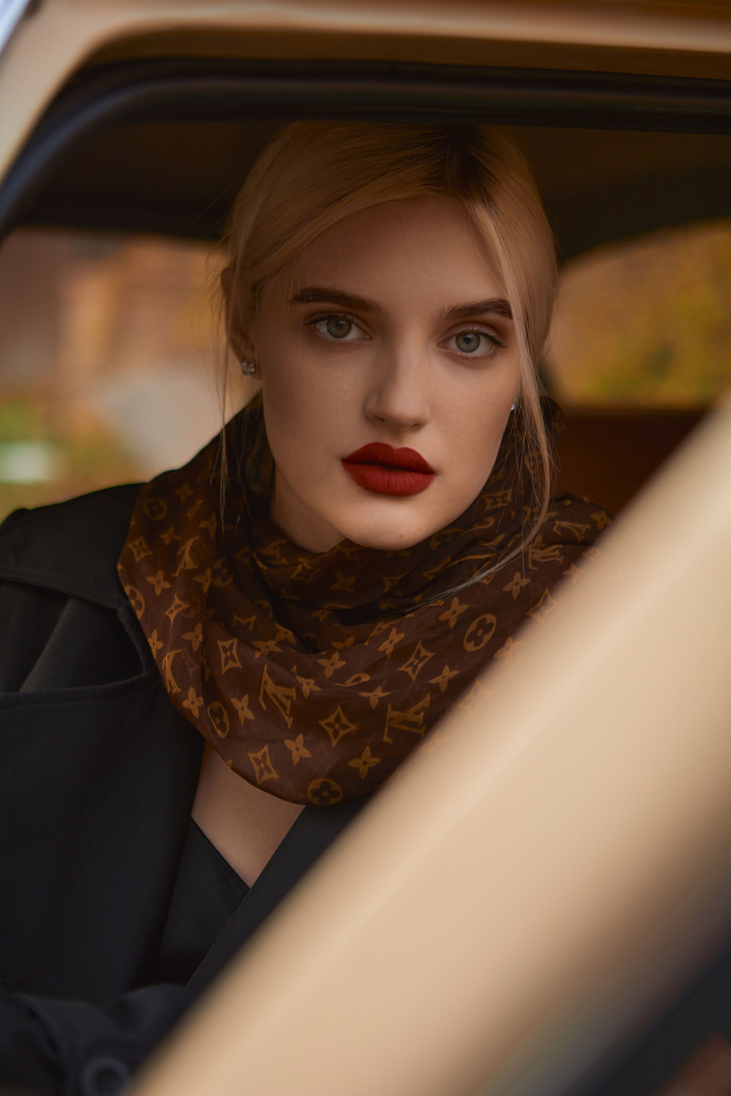 Портрет девушки в ретро автомобиле