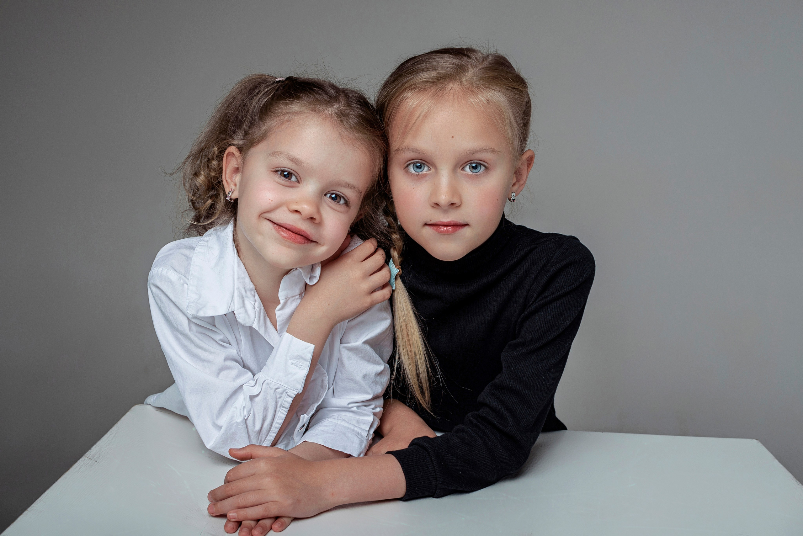 Детская фотосессия сестёр в Сочи. Детский студийный фотограф Сочи