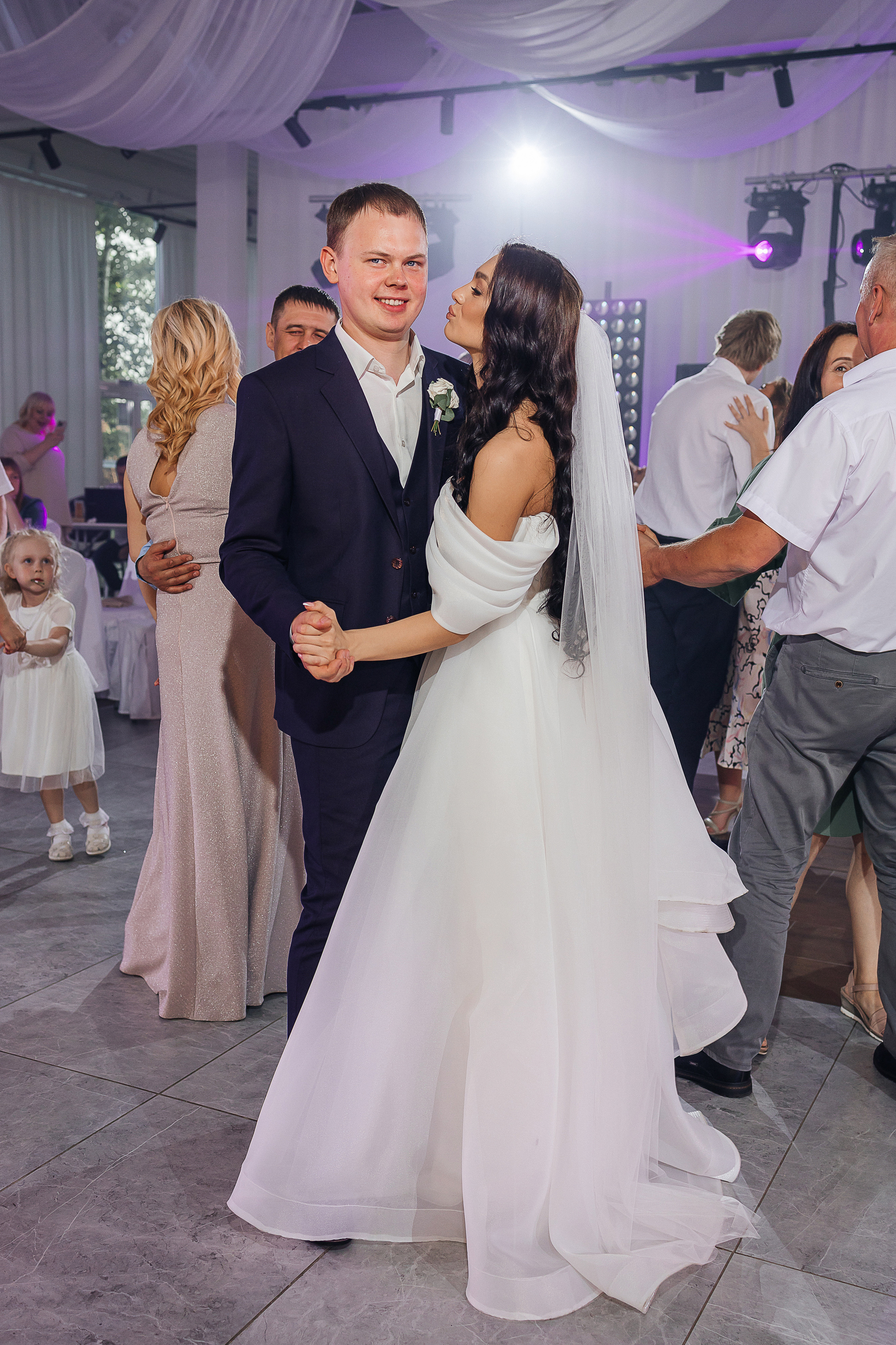 Утро невесты в загородной гостинице. Олег Сверчков | Свадебный фотограф Вологда