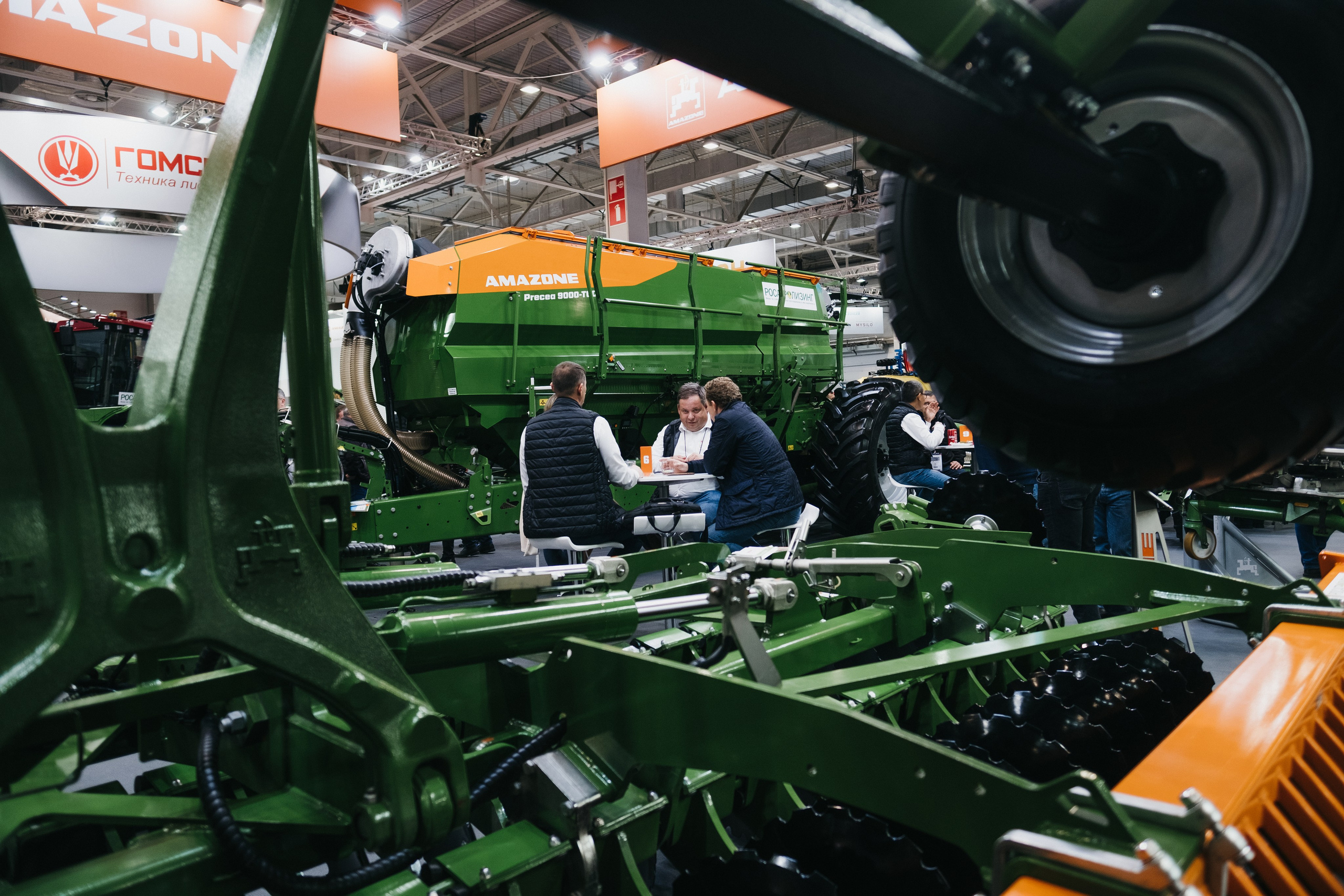 Фотограф на деловую съемку презентации, конференции. Свадебный и репортажной фотограф Денис Ожигин в Краснодаре и Краснодарском крае