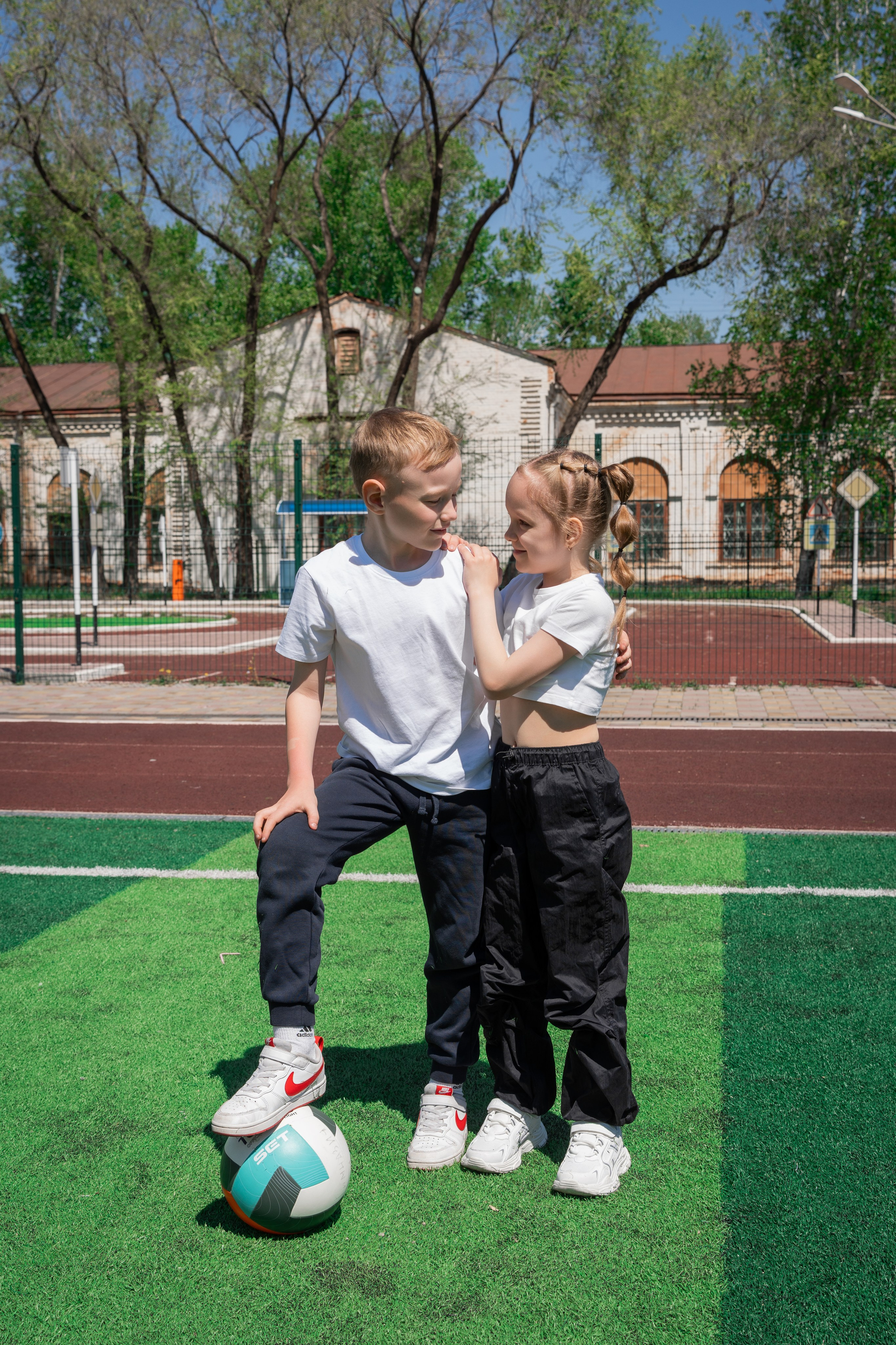 2 класс Фотосессия на стадионе. Творческое объединение "Выпускник"