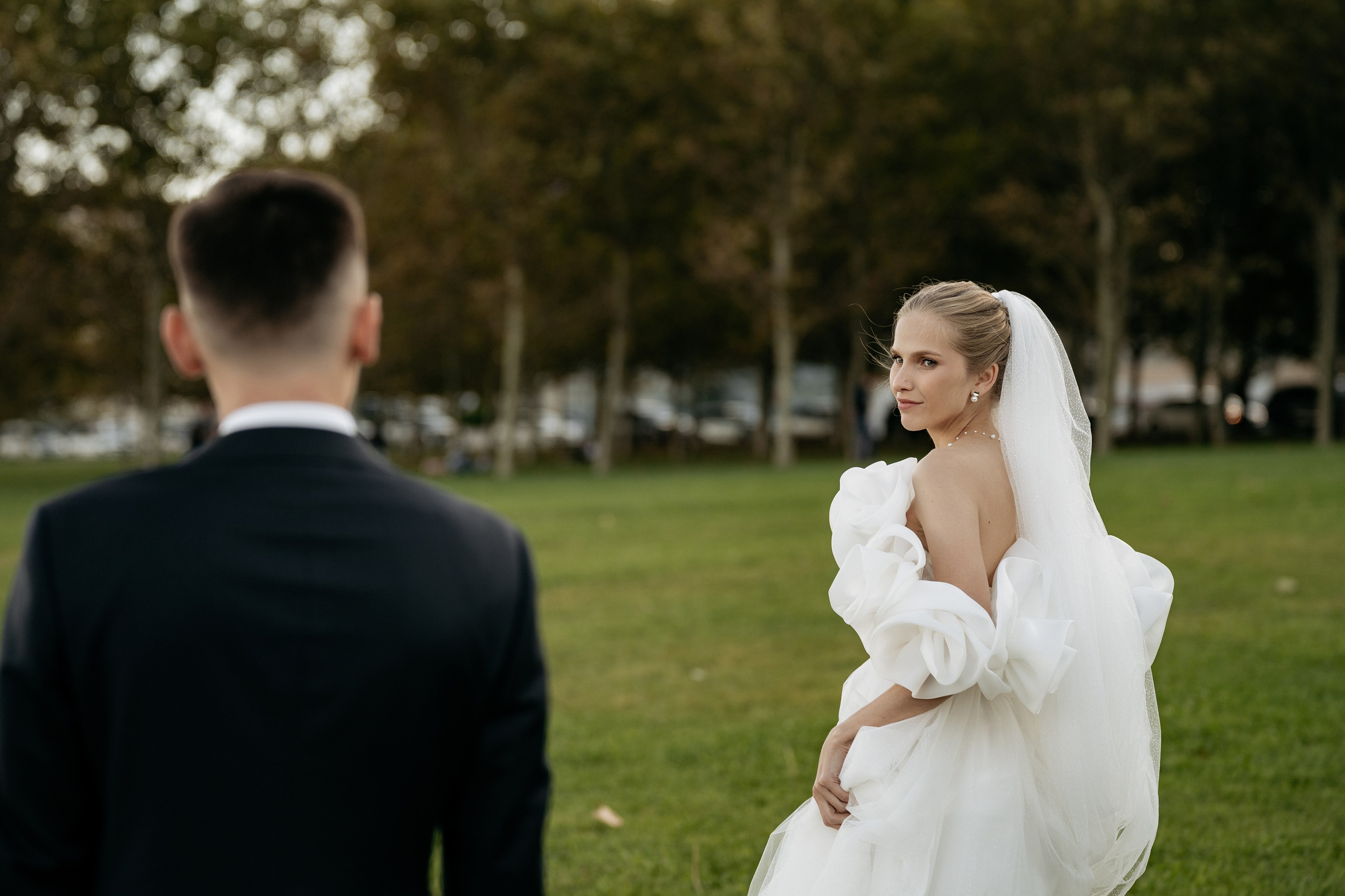 Свадебный фотограф Новороссийск - романтические прогулка молодоженов по набережной.