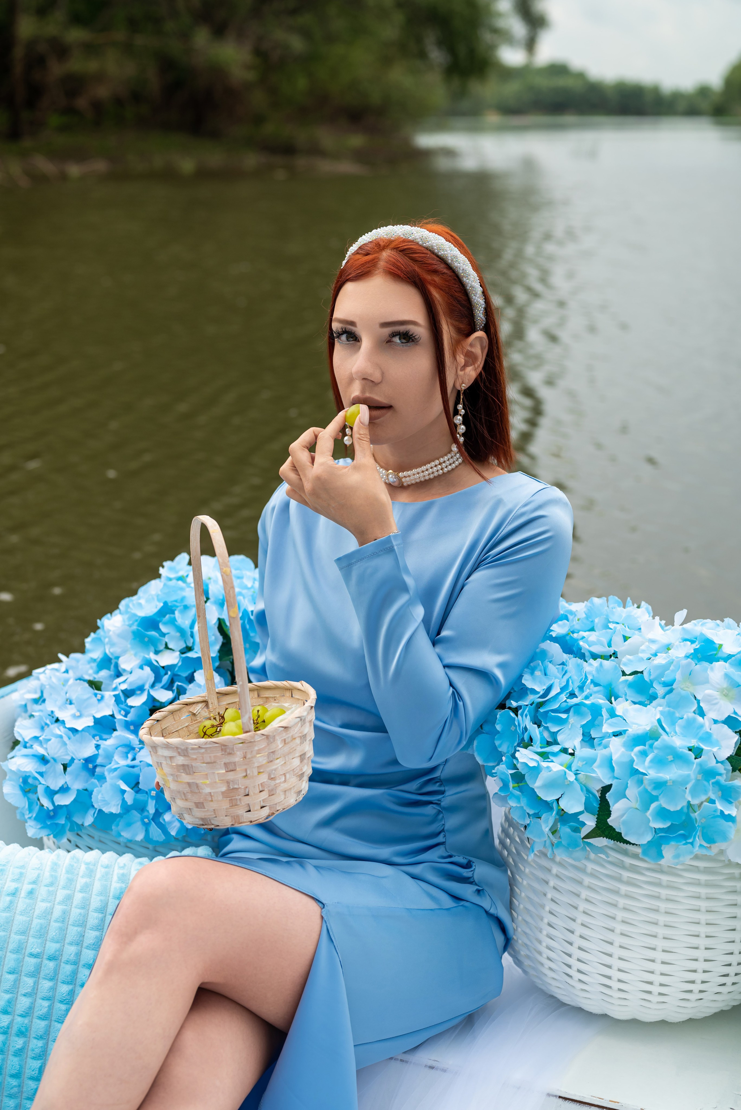 Фотопроект на лодке с голубыми гортензиями. Фотограф в городе Салават