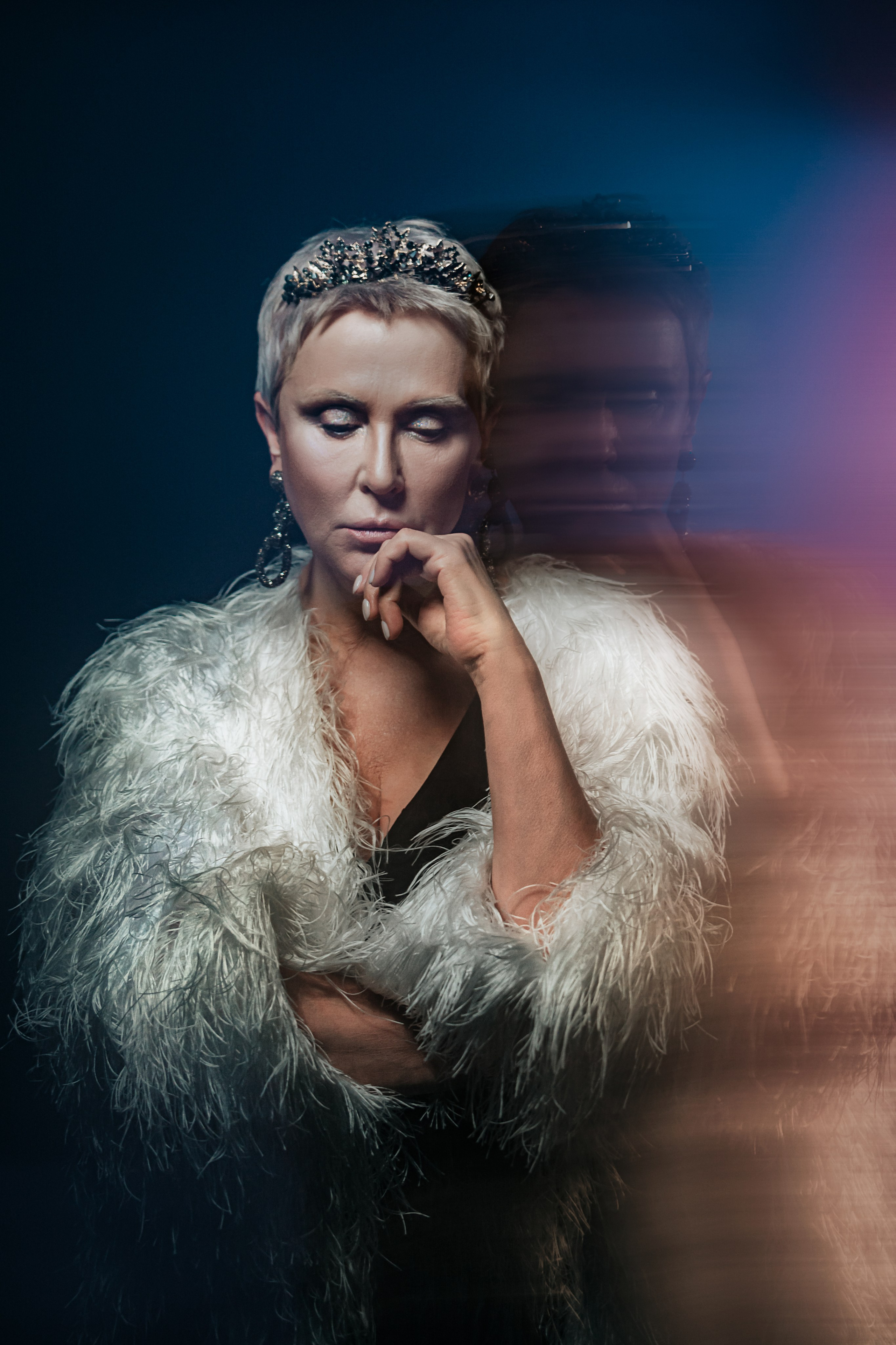 Белая шуба и яркие краски переплелись в фотосессии с женщиной в Петербурге, создавая современное воплощение Снежной Королевы, играющей светом