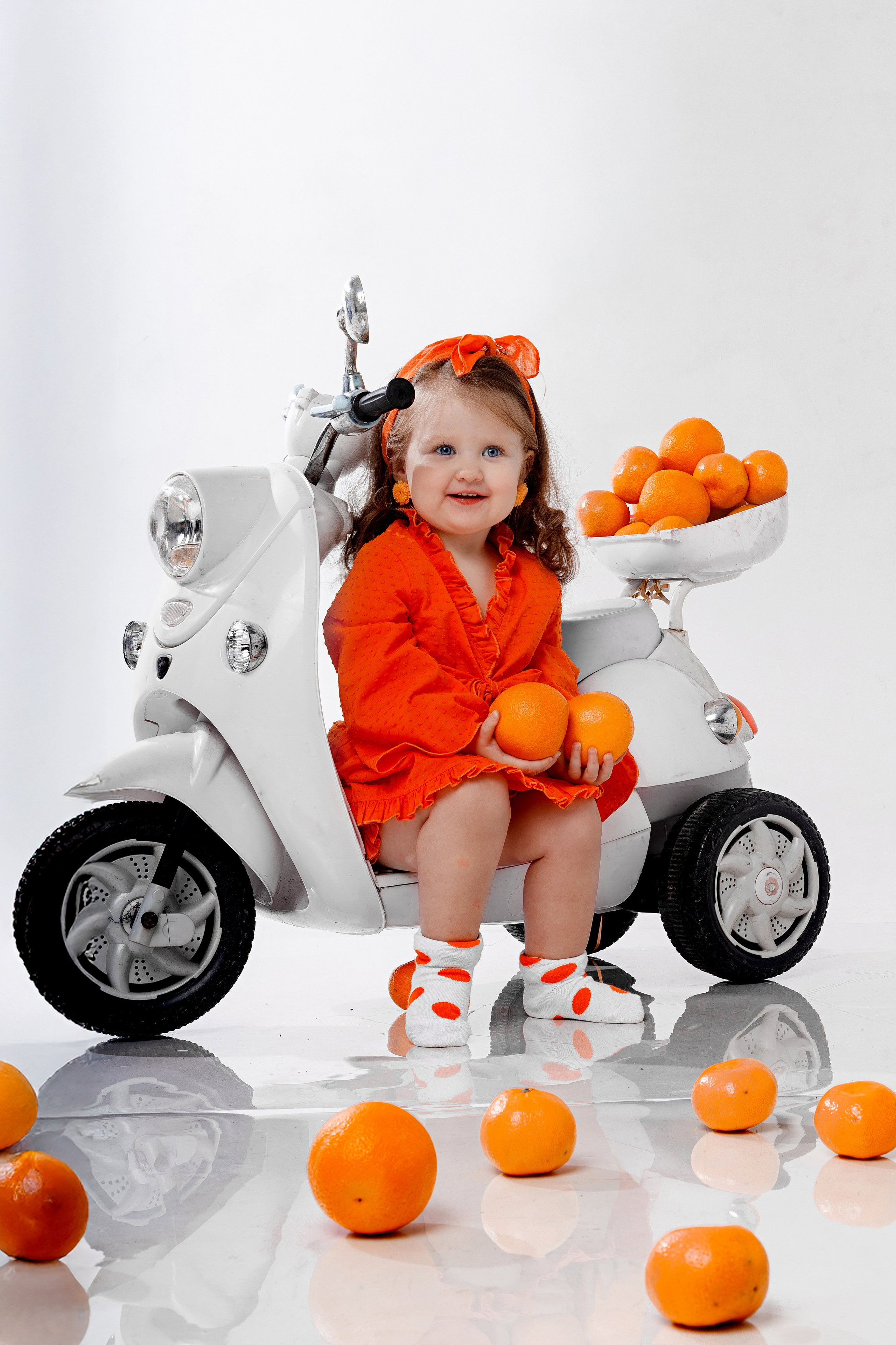 Детская фотосессия с мандаринами в студии в Сочи. Детский студийный фотограф Сочи