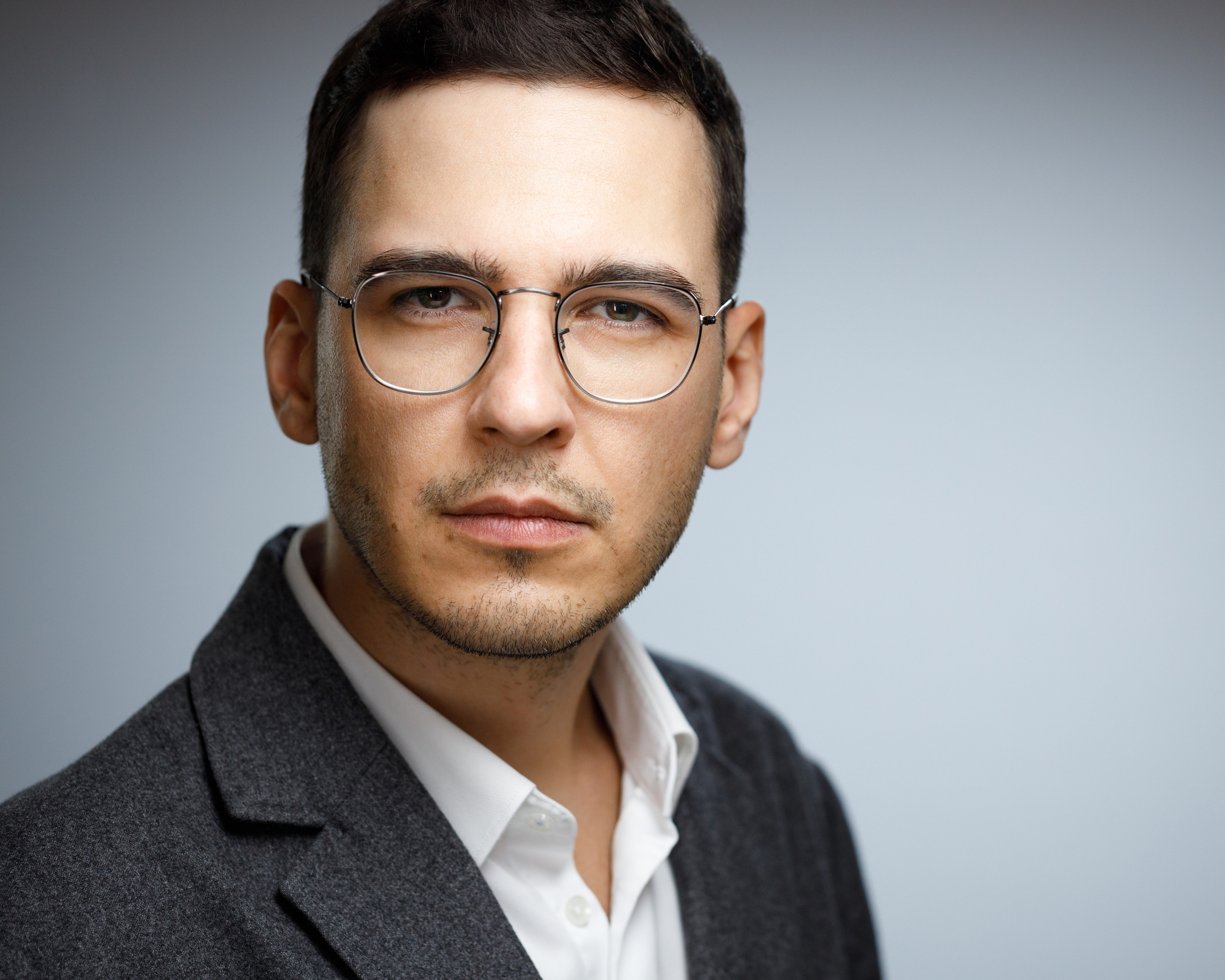 Headshot & portrait session for Arthur. Headshot & portrait photographer Alexei Shendrick