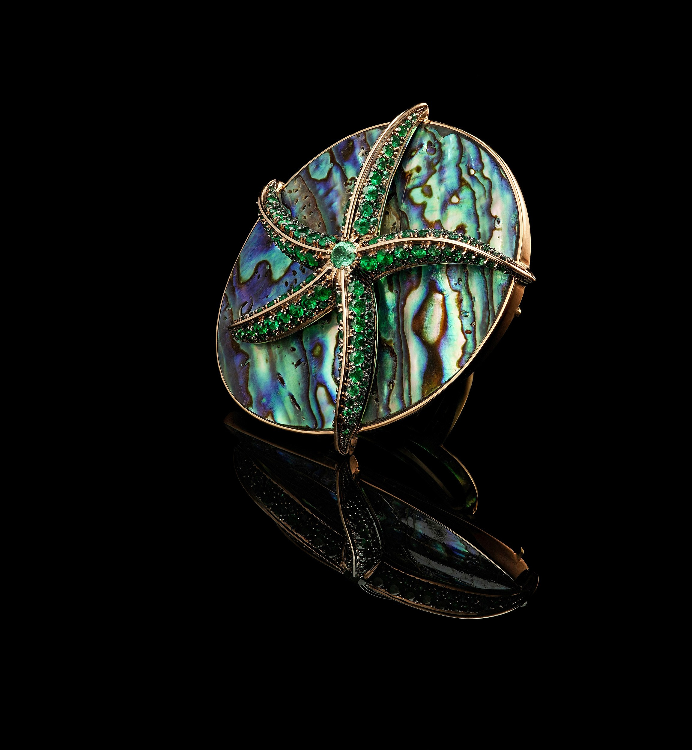 Ювелирные изделия. Предметная фотосъемка антиквариата, ювелирных украшений, камнерезных изделий, картин, предметов искусства и коллекционных предметов