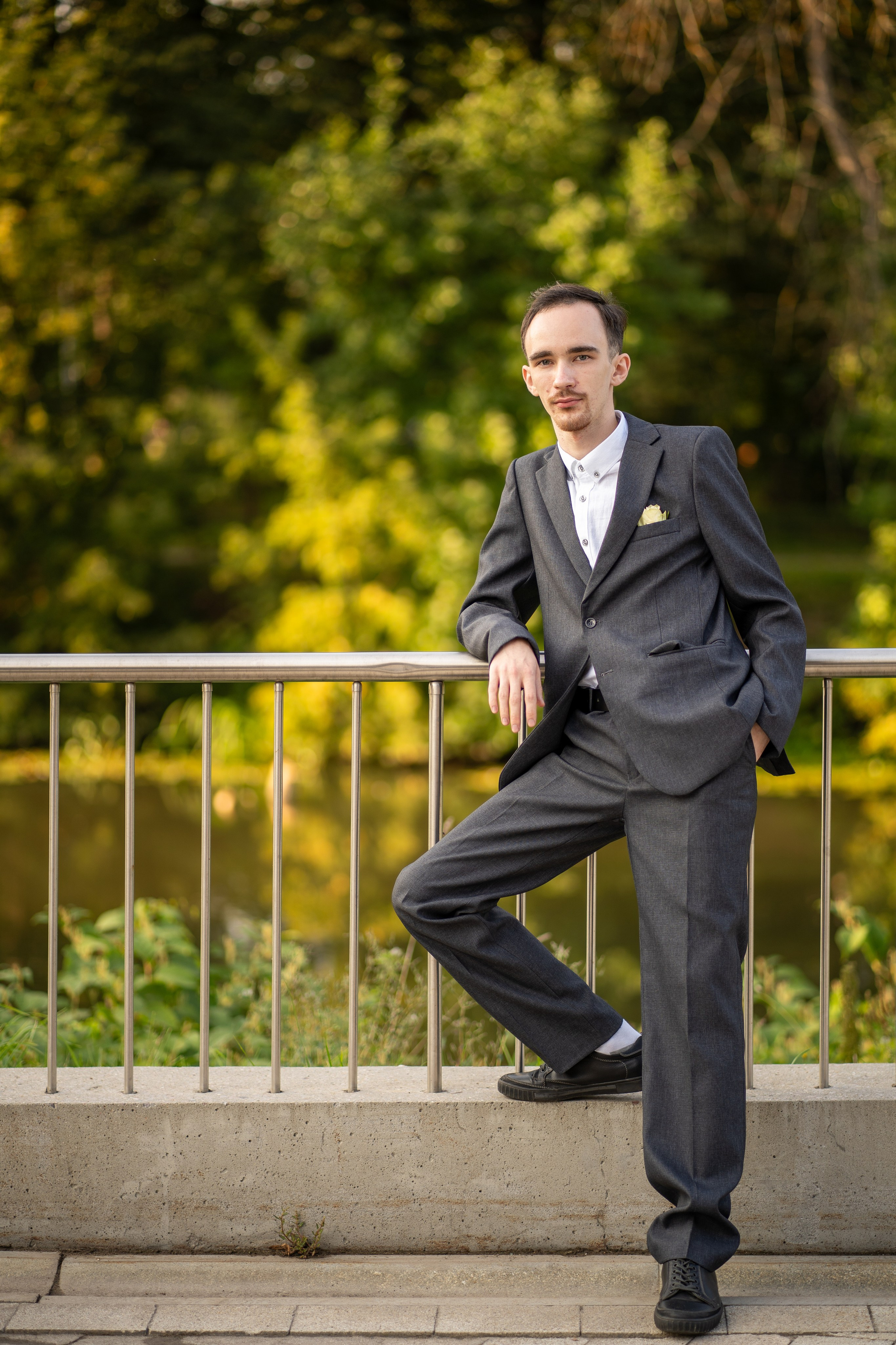 Жених на мосту у реки