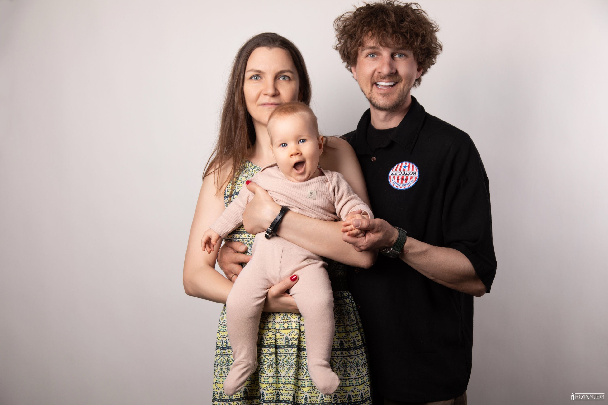 Семейная фотосессия: мама, папа и малыш | Портфолио Fotogen. Интерьерная фотостудия FOTOGEN г. Краснодар