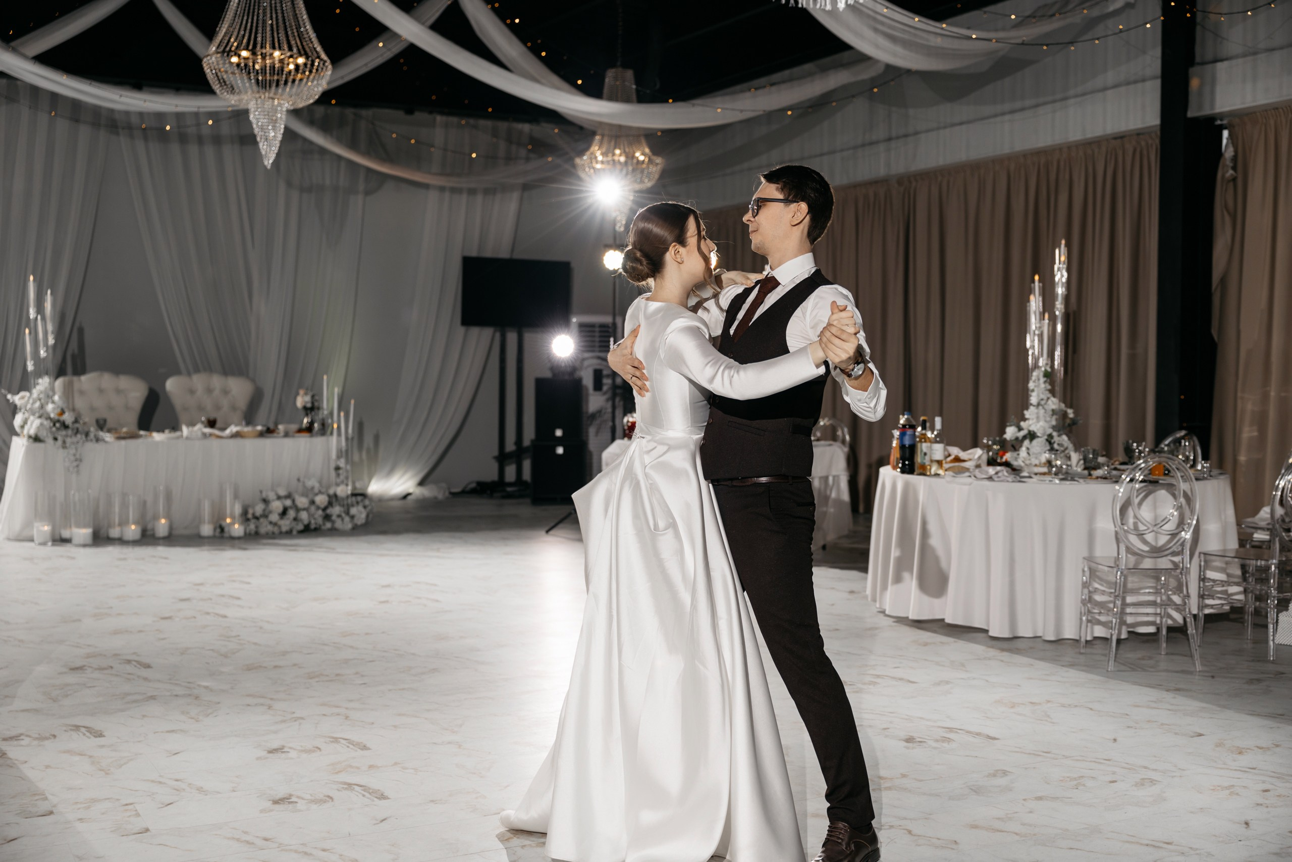 Свадебная фотосессия банкета. Свадебный и Семейный Фотограф в Гатчине и Санкт-Петербурге Виктория