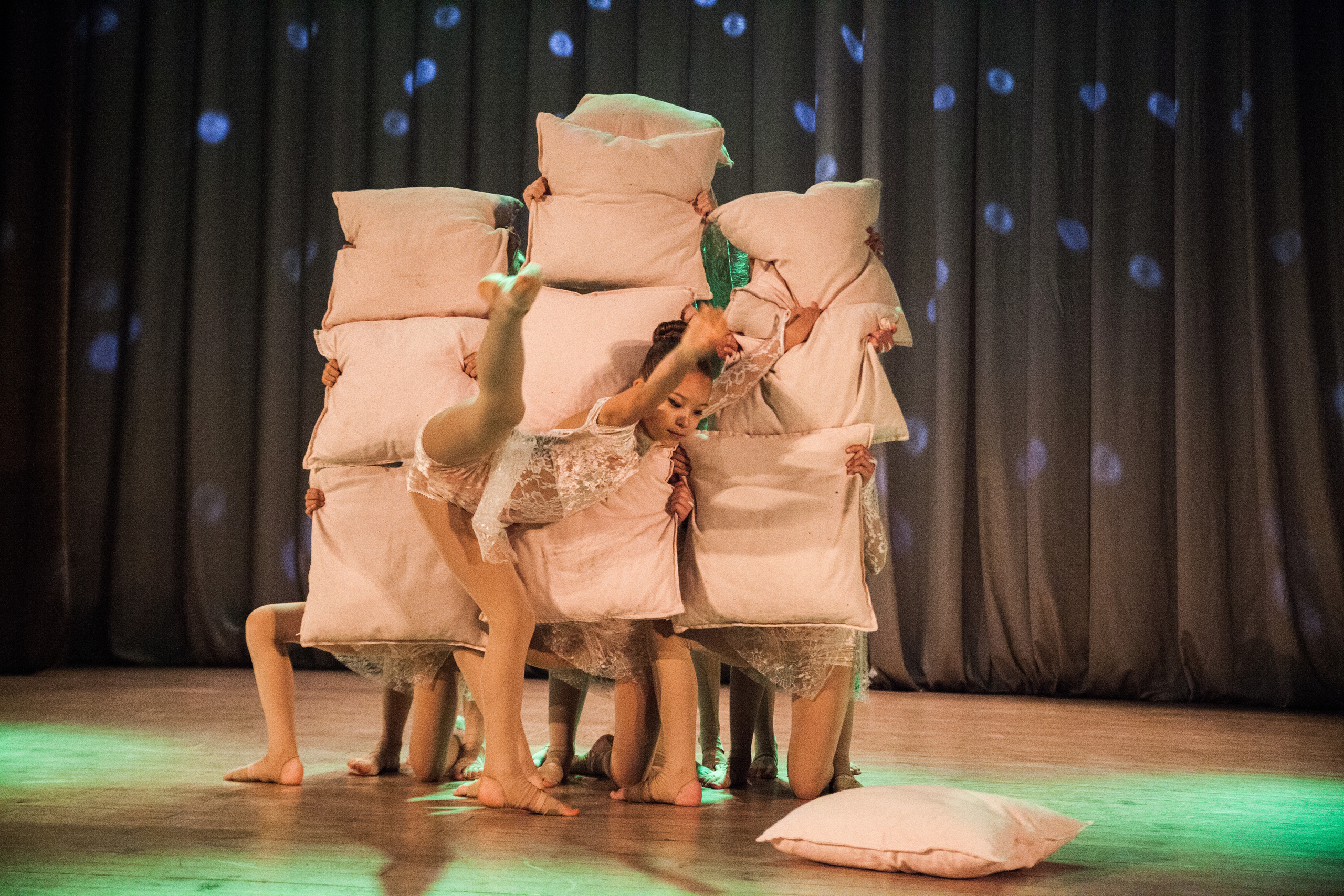 Детский танцевальный концерт. Фотограф на крещение и венчание в Нижнем Новгороде.Свадебный Фотограф