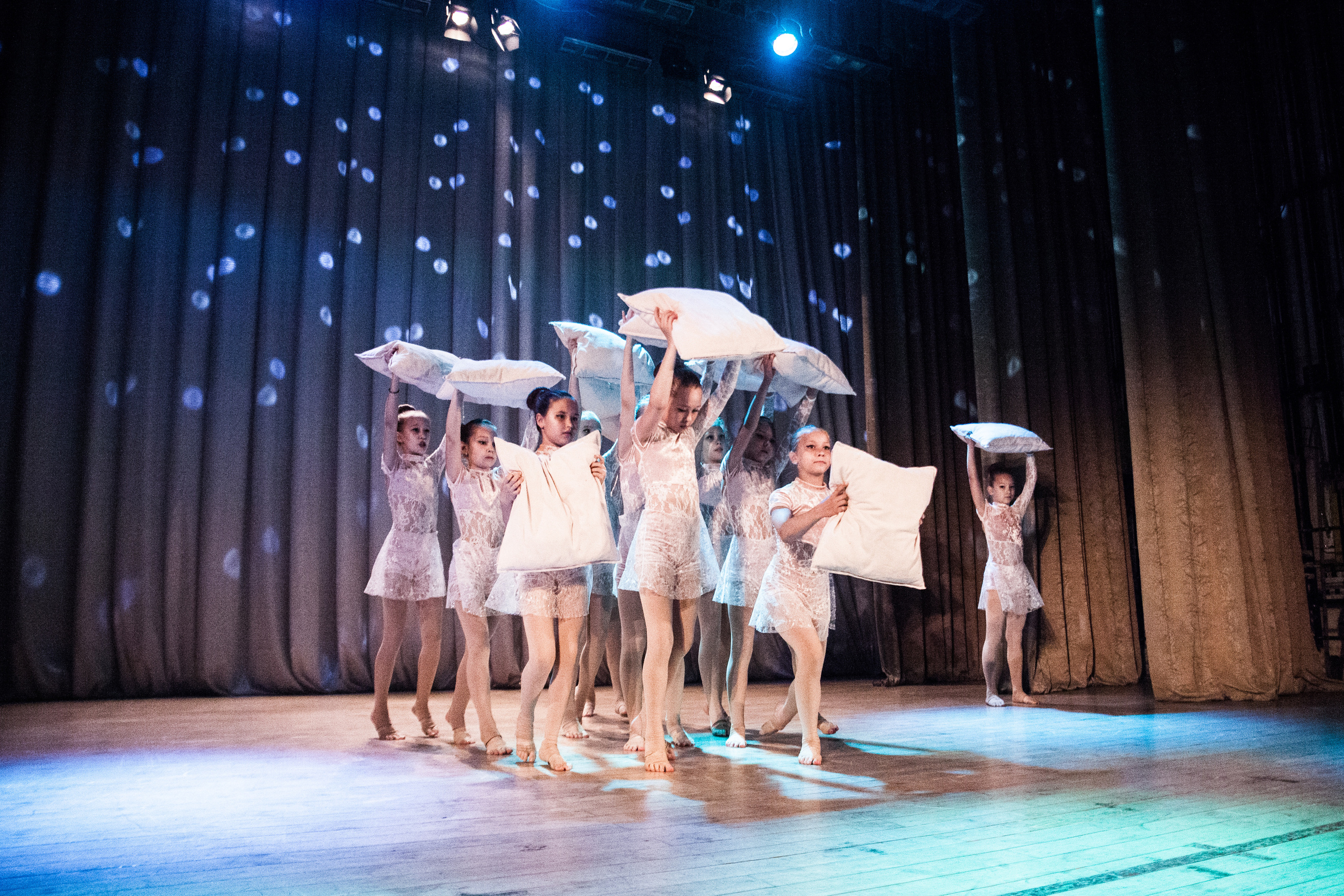 Детский танцевальный концерт. Фотограф на крещение и венчание в Нижнем Новгороде.Свадебный Фотограф