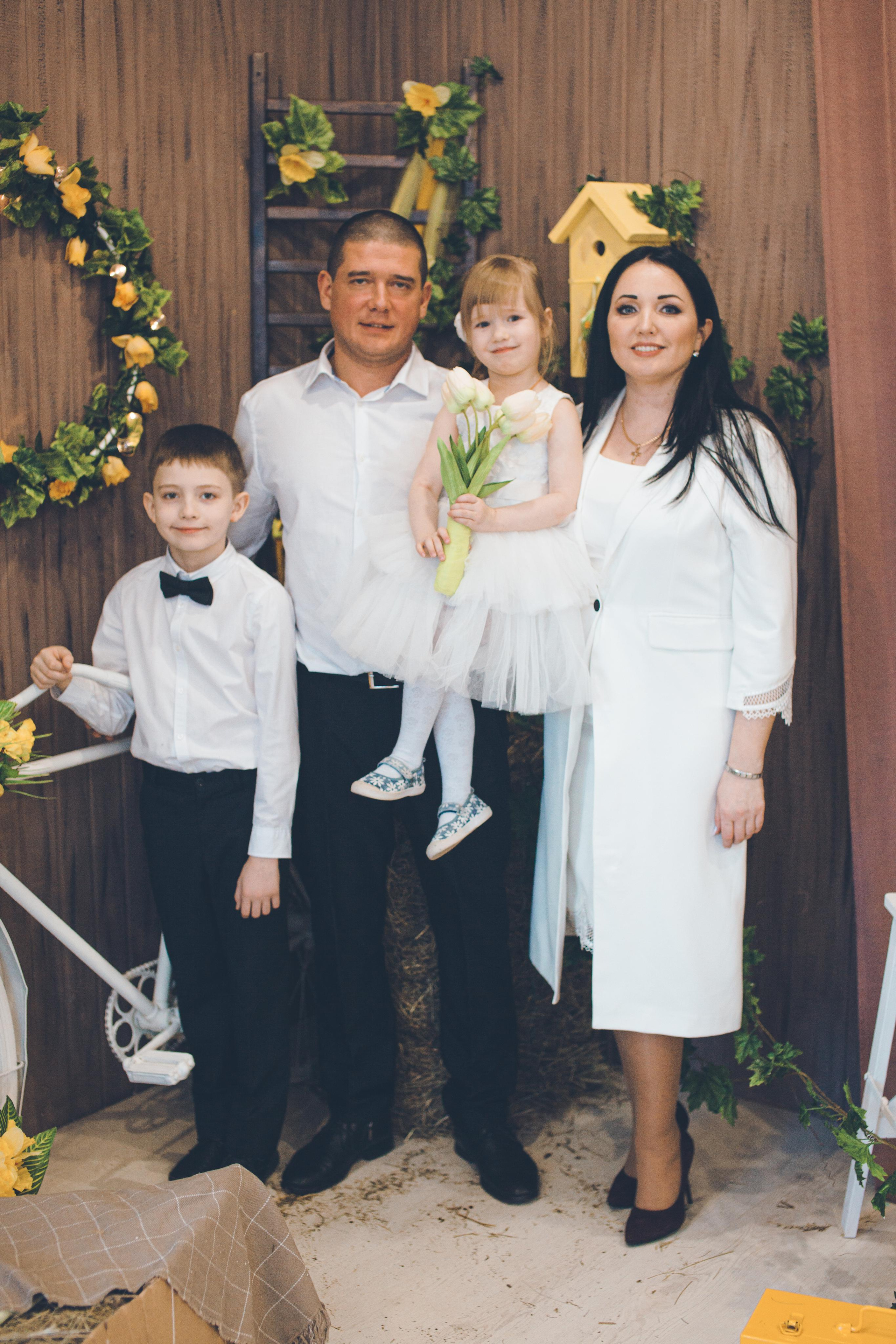 Семейная фотосессия. Фотограф на крещение и венчание в Нижнем Новгороде.Свадебный Фотограф