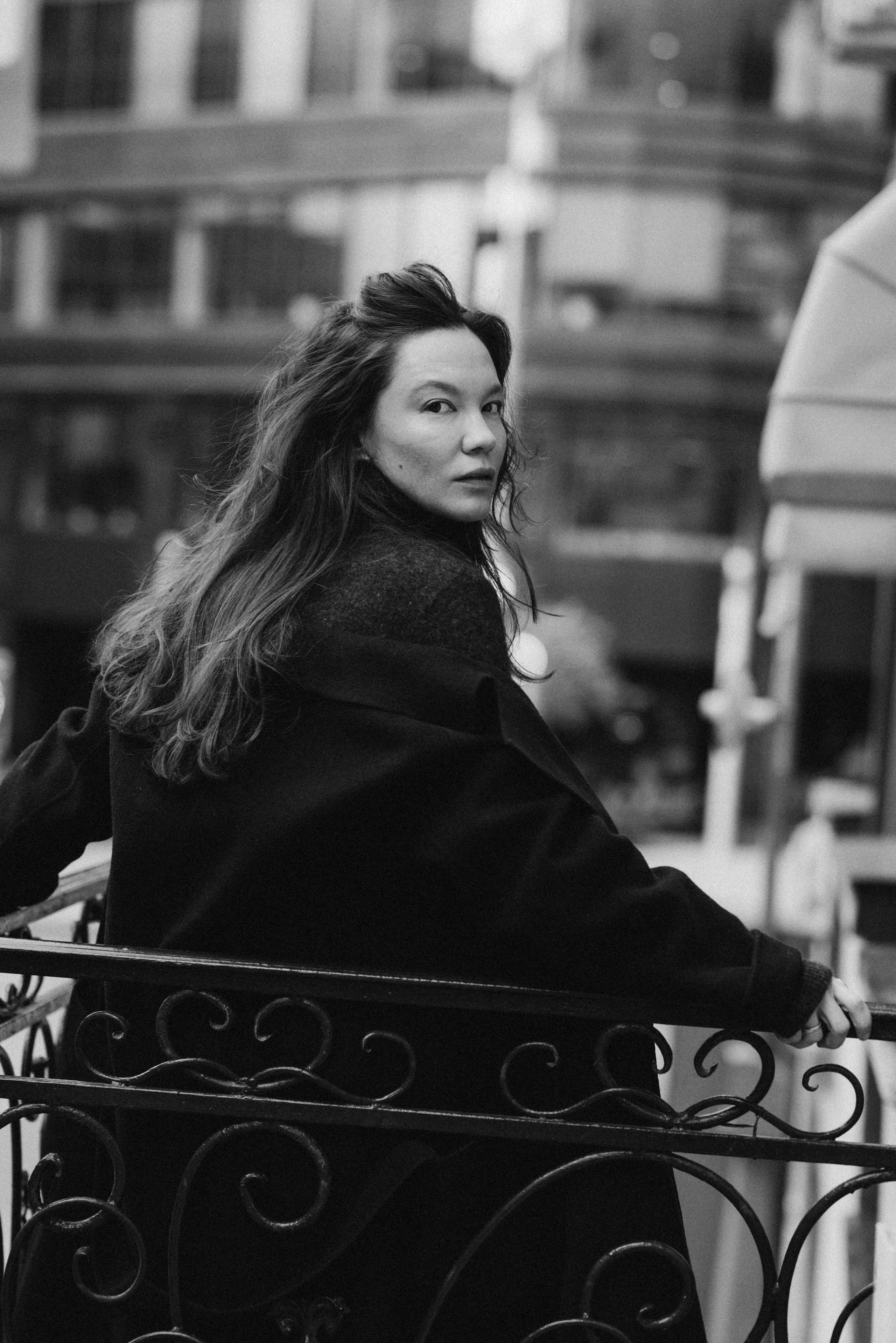 фото на улице москва — девушка оглядывается и волосы развиваются на ветру