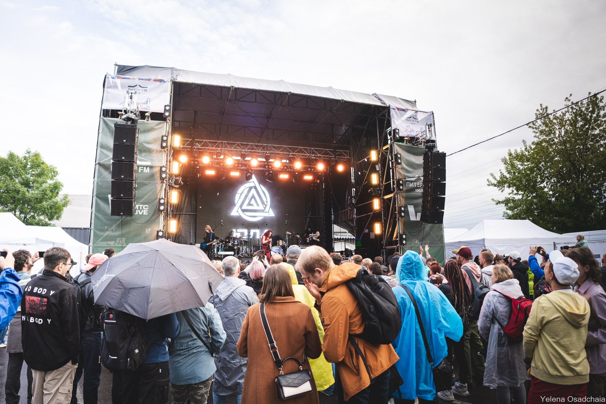 Живой 2025 — День 1. Елена Осадчая — фотографирую музыку на сцене и в жизни