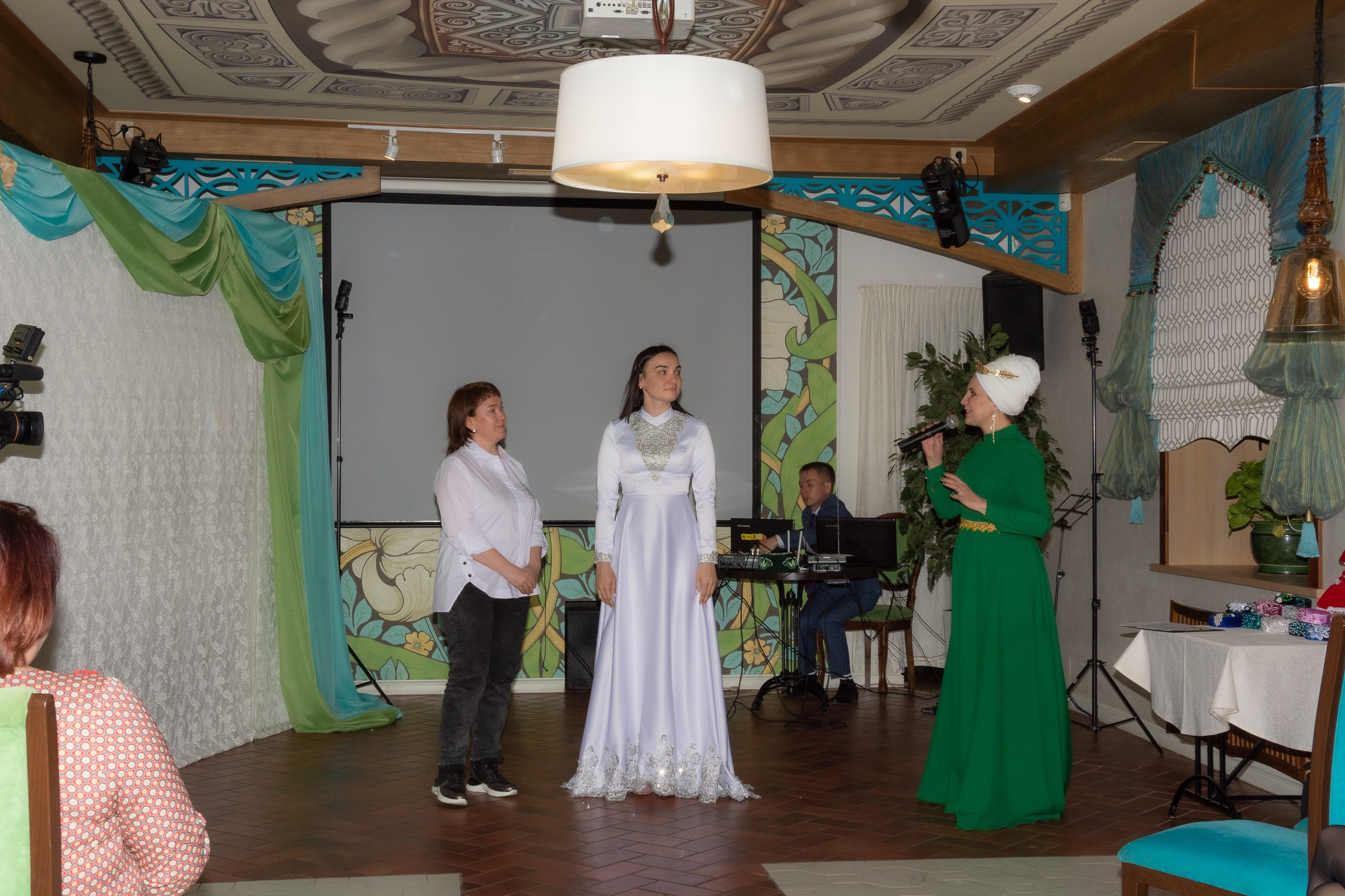 Демонстрация новой линейки нарядов для Никах