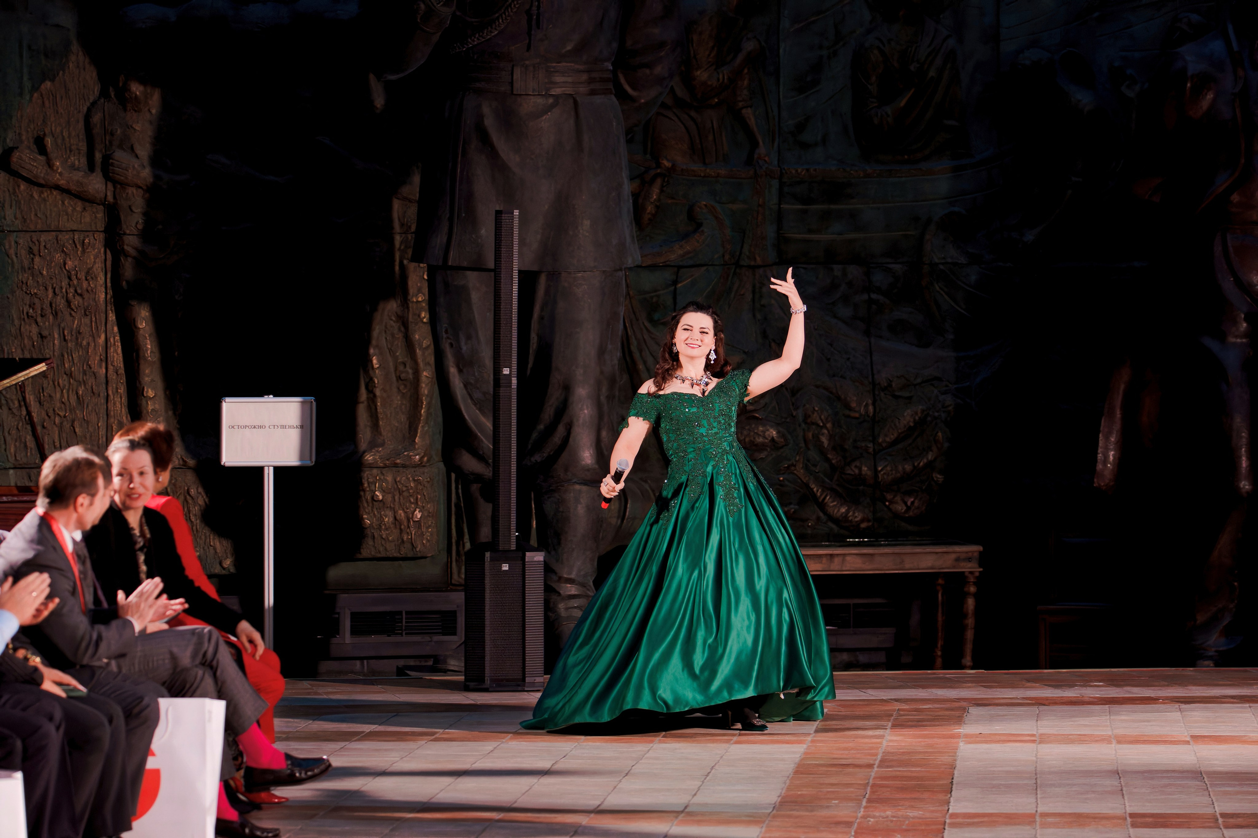 Певица в изумрудном вечернем платье выступает на сцене с микрофоном, оперная или эстрадная концертная съемка, фотограф Рамиль Газизов