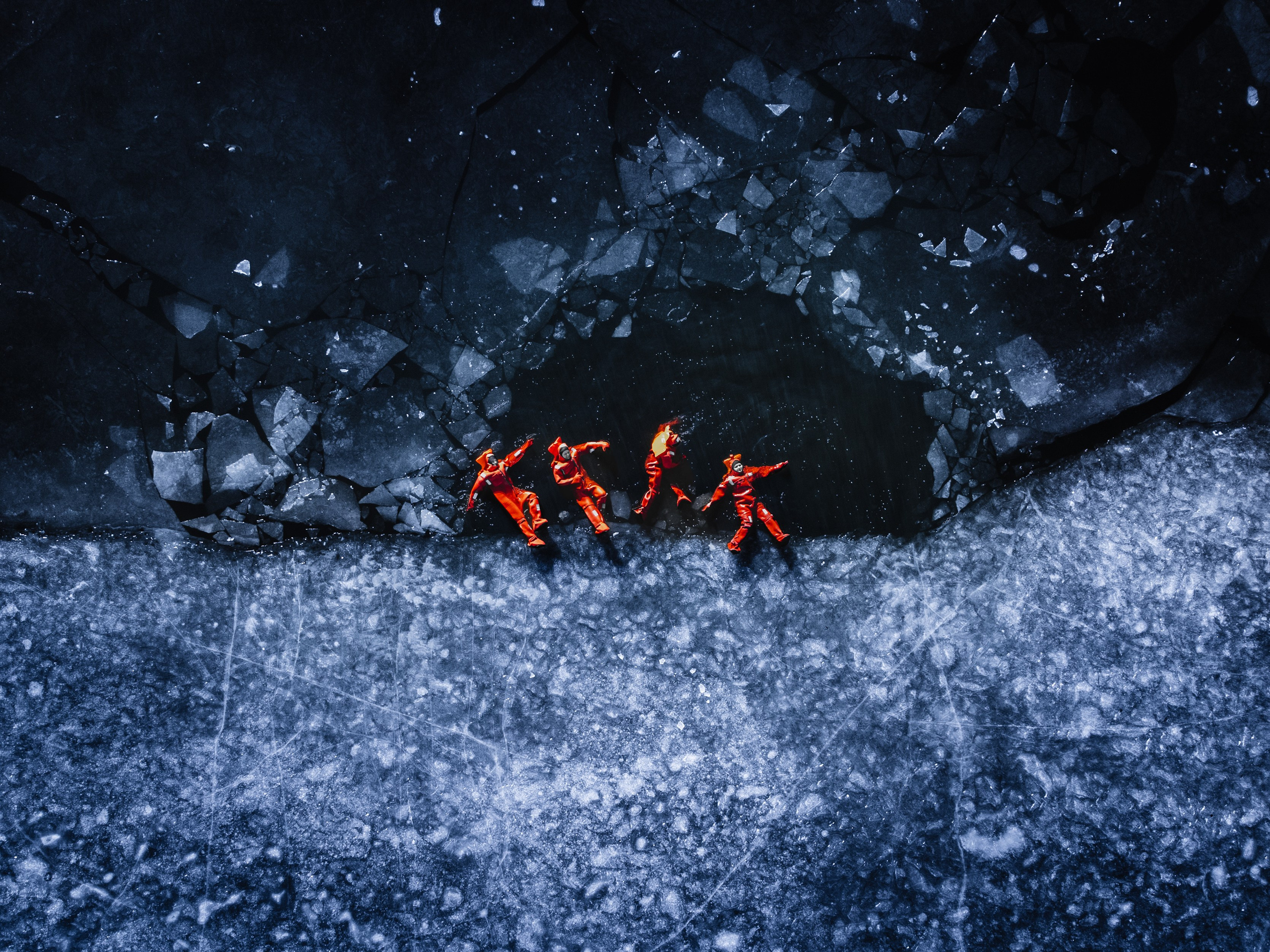 Люди купаются среди льдин, в спасательных оранжевых термо костюмах, айс флоатинг Ярославль