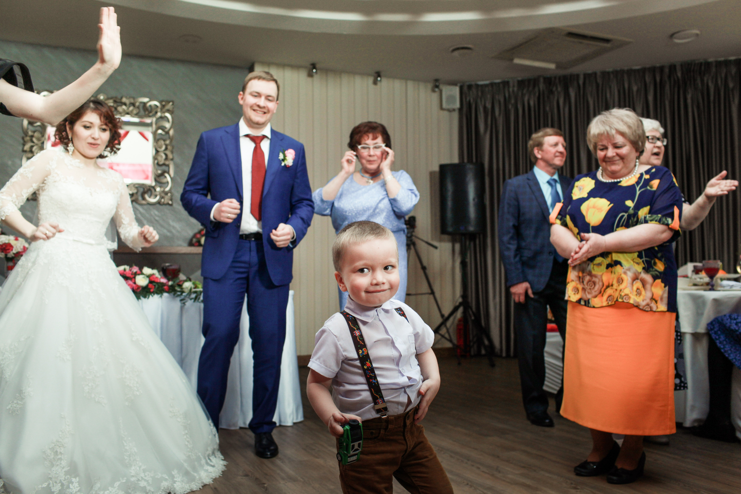 Олег и Полина 28 апреля, свадебная фотосъемка. Семейный и портретный фотограф в Екатеринбурге Анна Лобанова