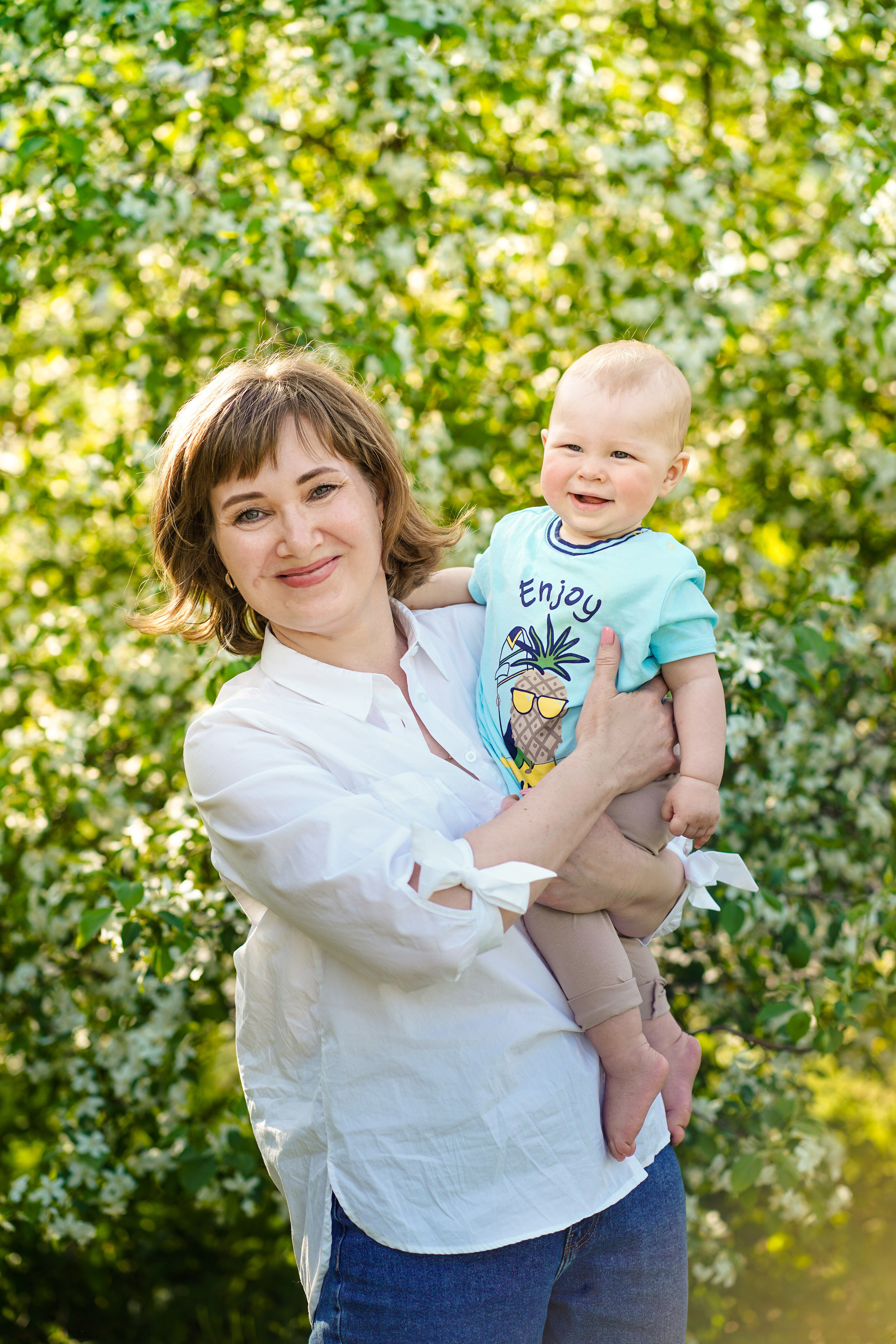 Семейный пикник в цветущих яблонях. Семейный и портретный фотограф в Екатеринбурге Анна Лобанова