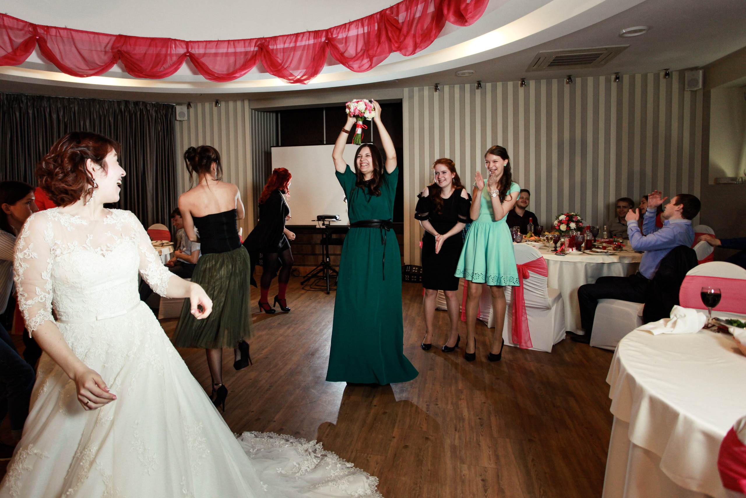 Олег и Полина 28 апреля, свадебная фотосъемка. Семейный и портретный фотограф в Екатеринбурге Анна Лобанова