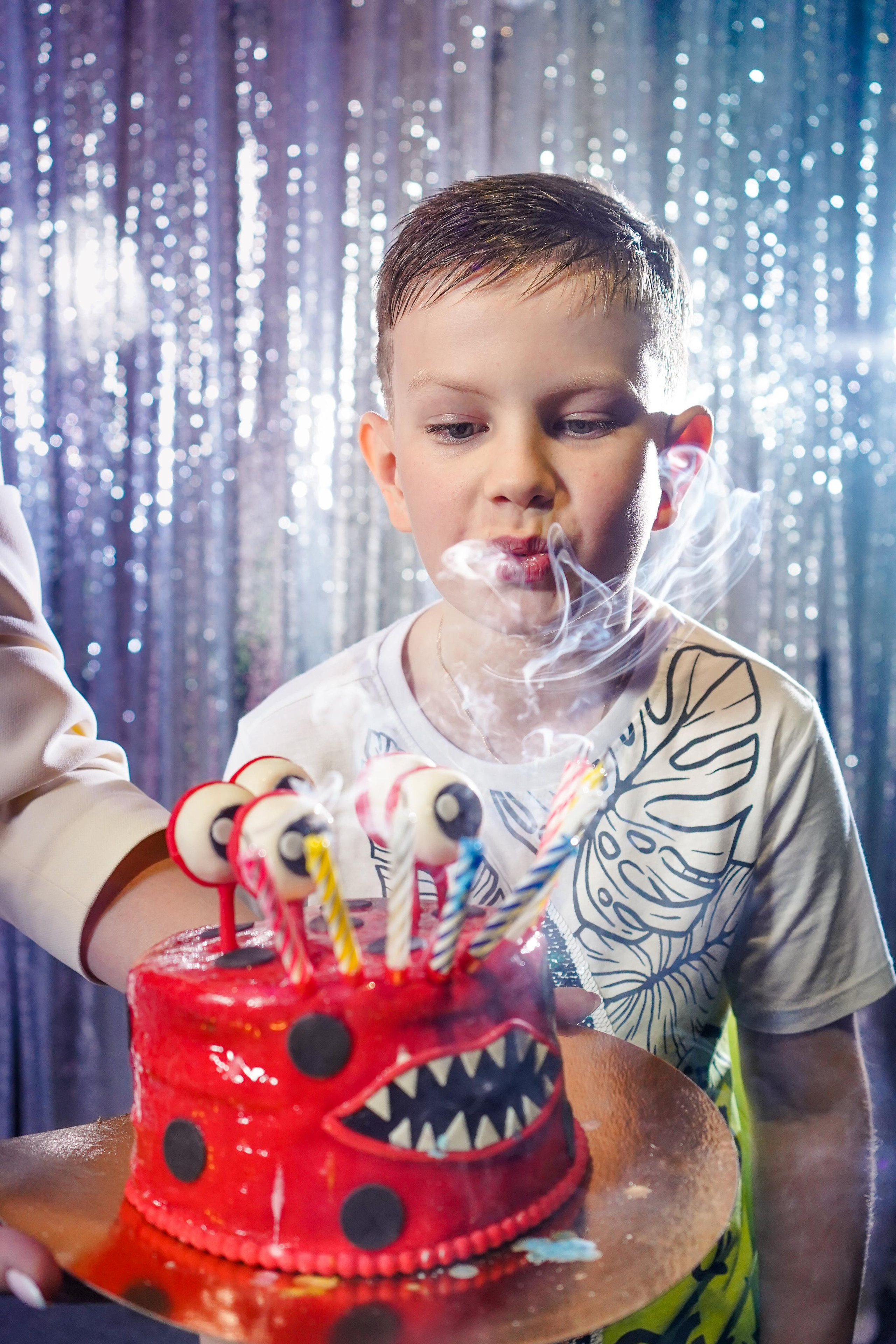 «Игра в кальмара» День рождения Андрея в Футурамии. Семейный и портретный фотограф в Екатеринбурге Анна Лобанова